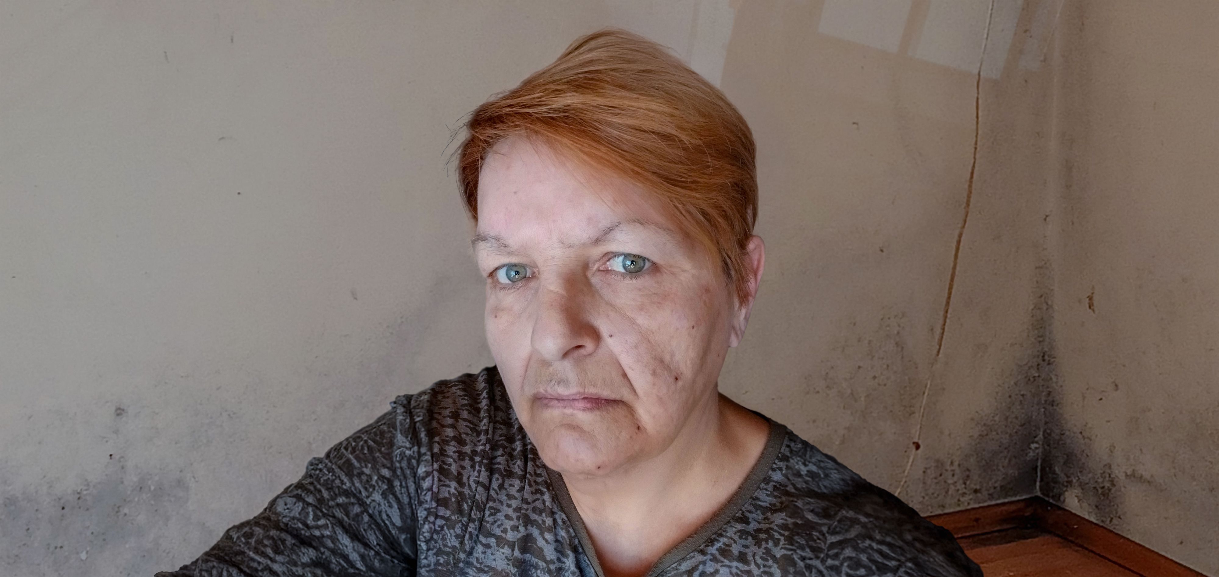 Anita Reitterer musste nach 24 Jahren ausziehen. Im Hintergrund sieht man deutlich einen der großen Schimmelflecken.