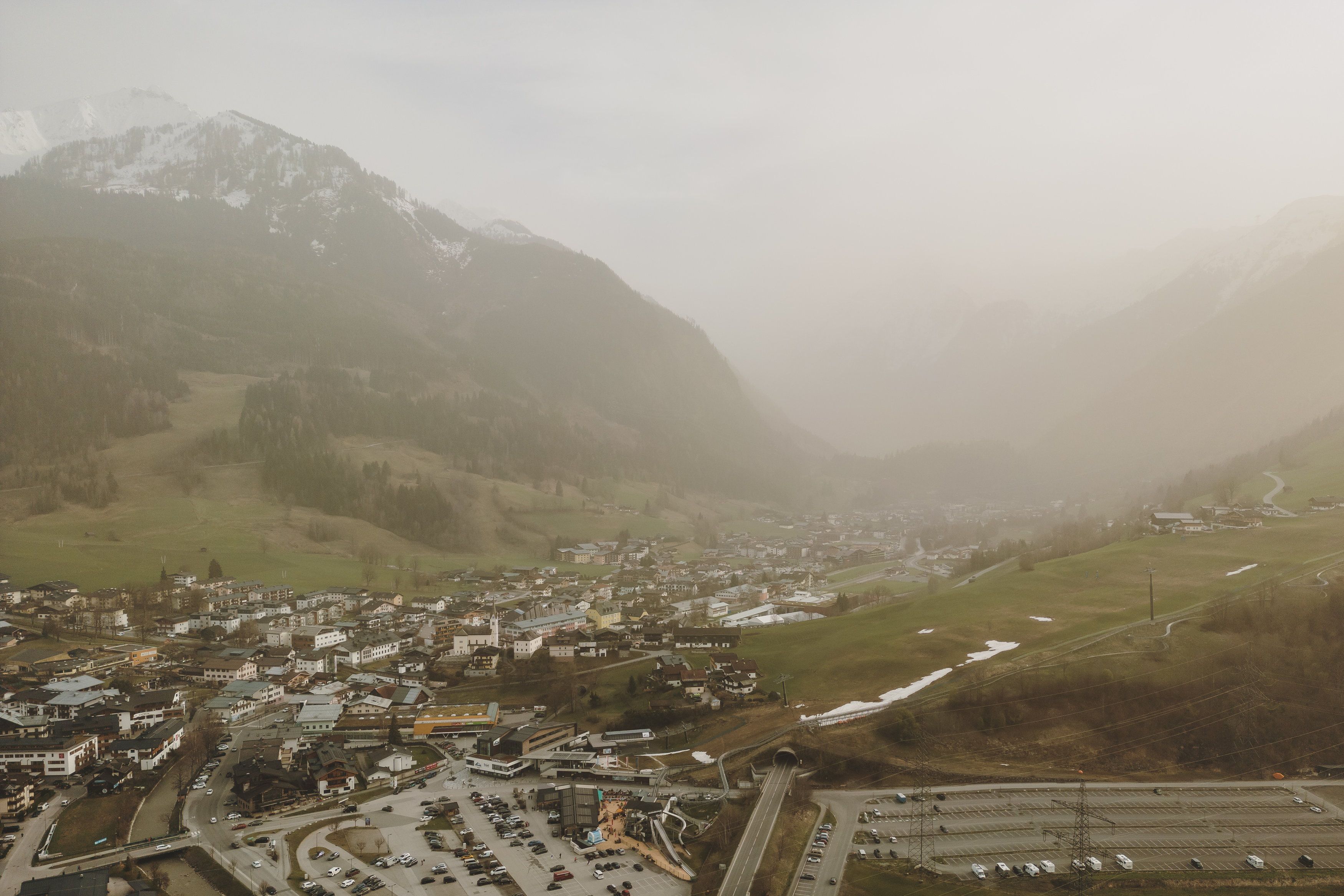 Große Mengen Saharastaub trüben die Sicht in Kaprun. Archivbild, aufgenommen am 29. März 2024.
