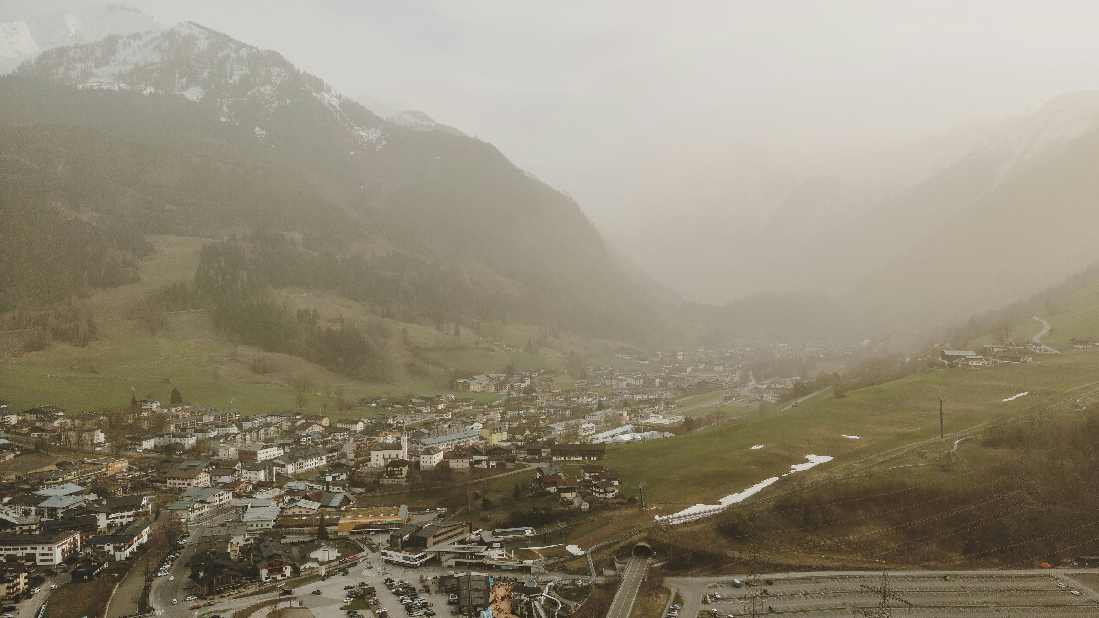 Große Mengen Saharastaub trüben die Sicht in Kaprun. Archivbild, aufgenommen am 29. März 2024.
