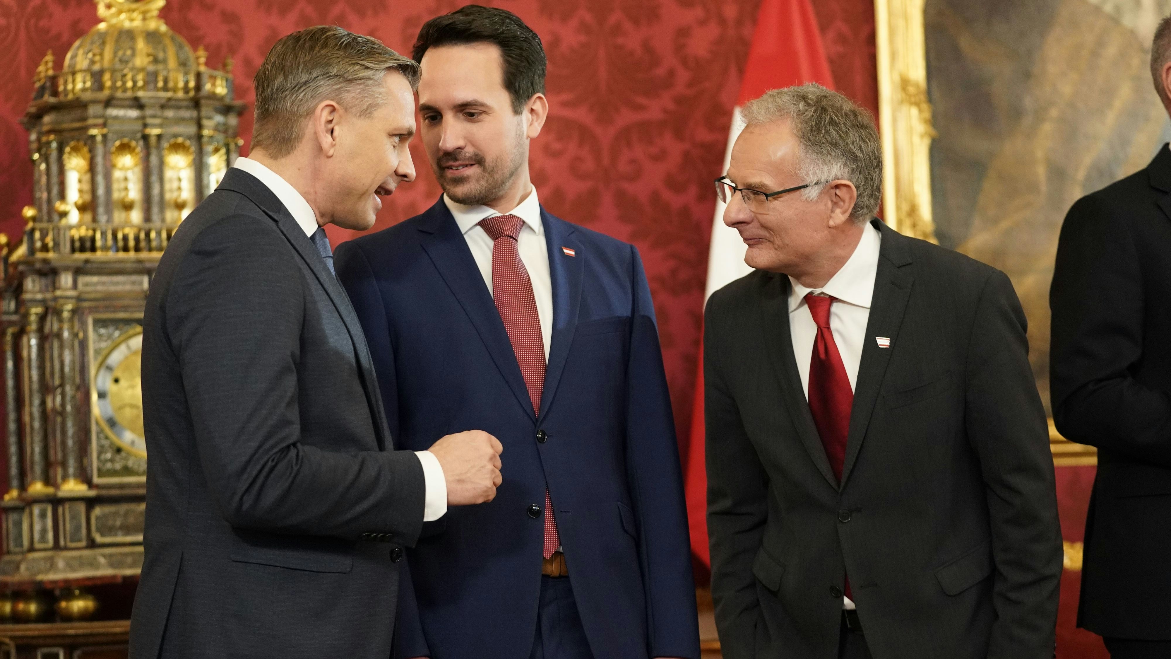 Angelobung der neuen Regierung in der Hofburg am 3.3.2025: Hattmannsdorfer im Gespräch mit Ministerkollegen Wiederkehr (Bildung, NEOS) und Marterbauer (Finanz, SPÖ).