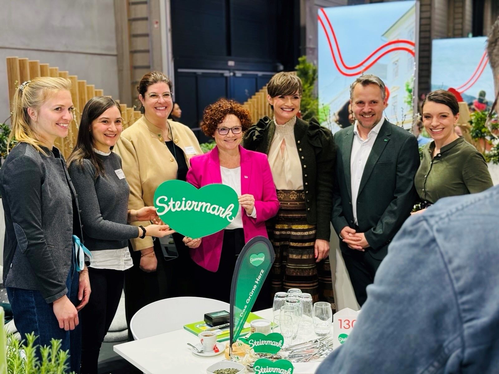 Die neue ÖVP-Staatssekretärin Elisabeth Zehetner (Mitte) am Österreich-Stand auf der  weltgrößten Tourismusmesse ITB in Berlin.