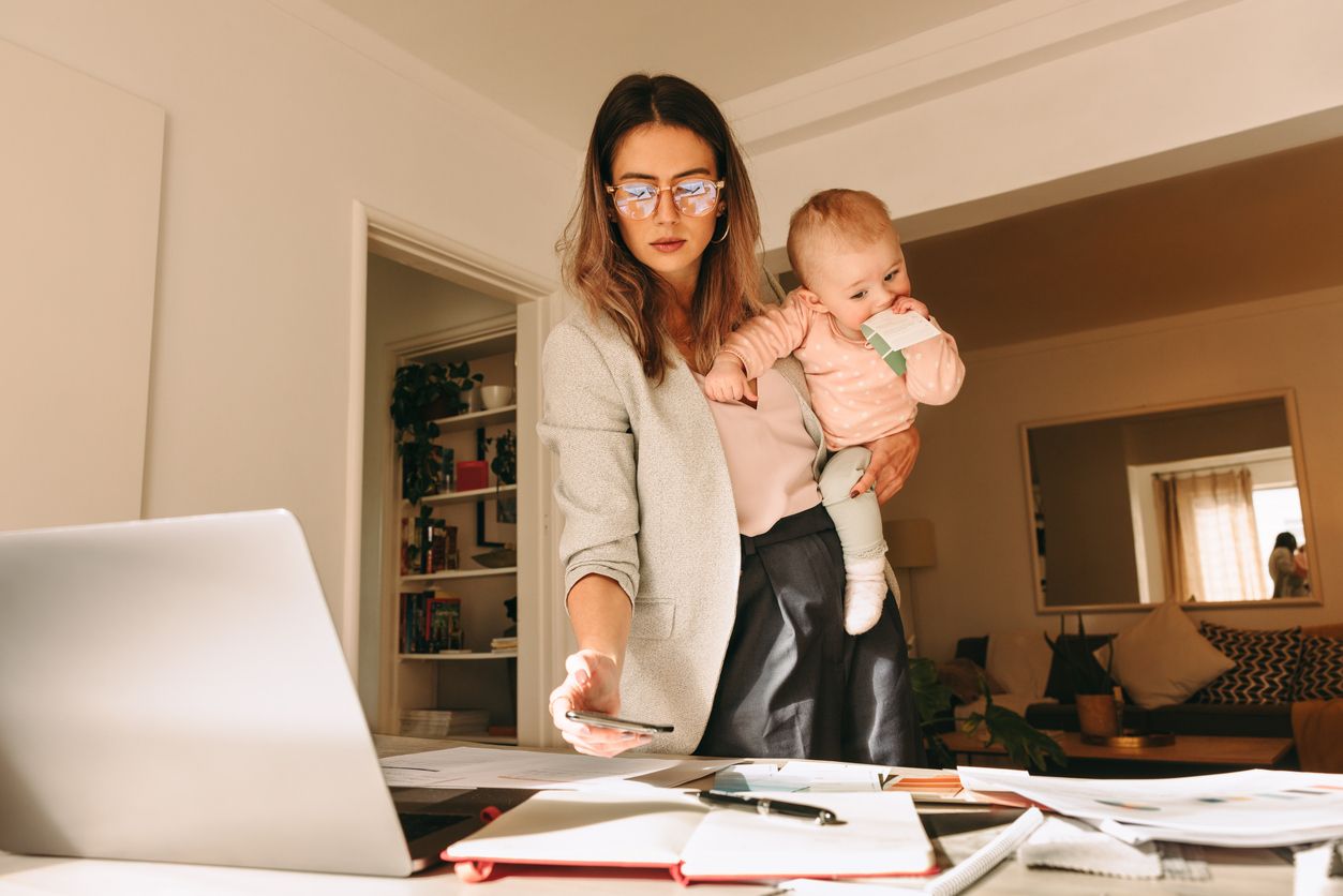 Ein Frauentag hat gefühlt 48 Stunden. Besonders Working Moms kommen dabei an ihre Grenzen.