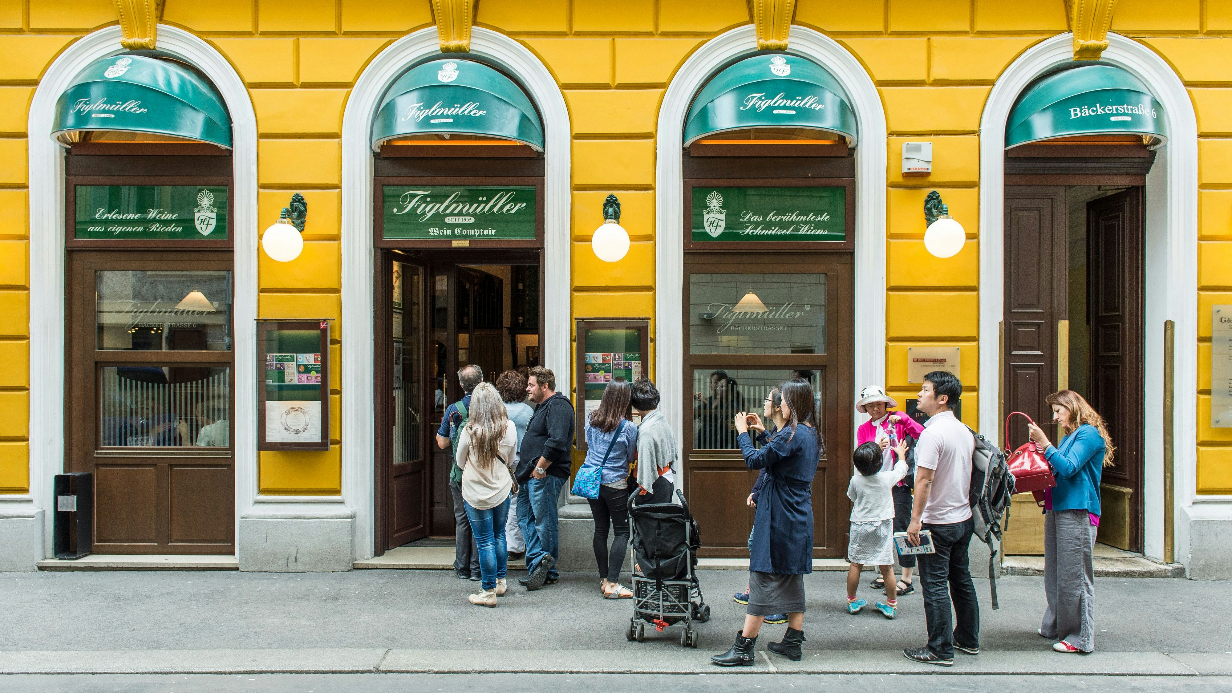 Warteschlange vorm Restaurants Figlmüller in der Bäckerstraße.