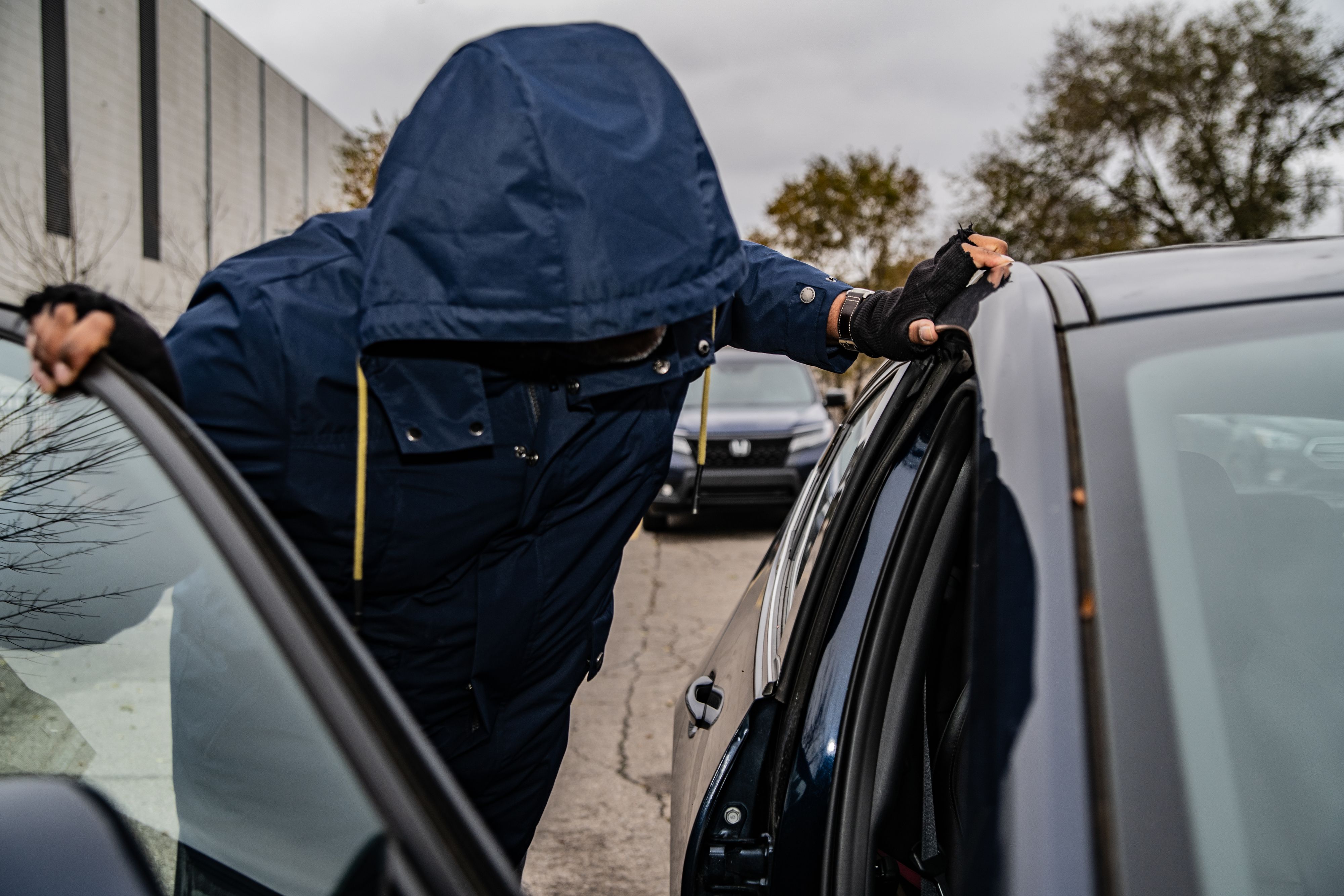 Ein Mann stieg bei einem 27-Jährigen ins Auto und bedrohte ihn.