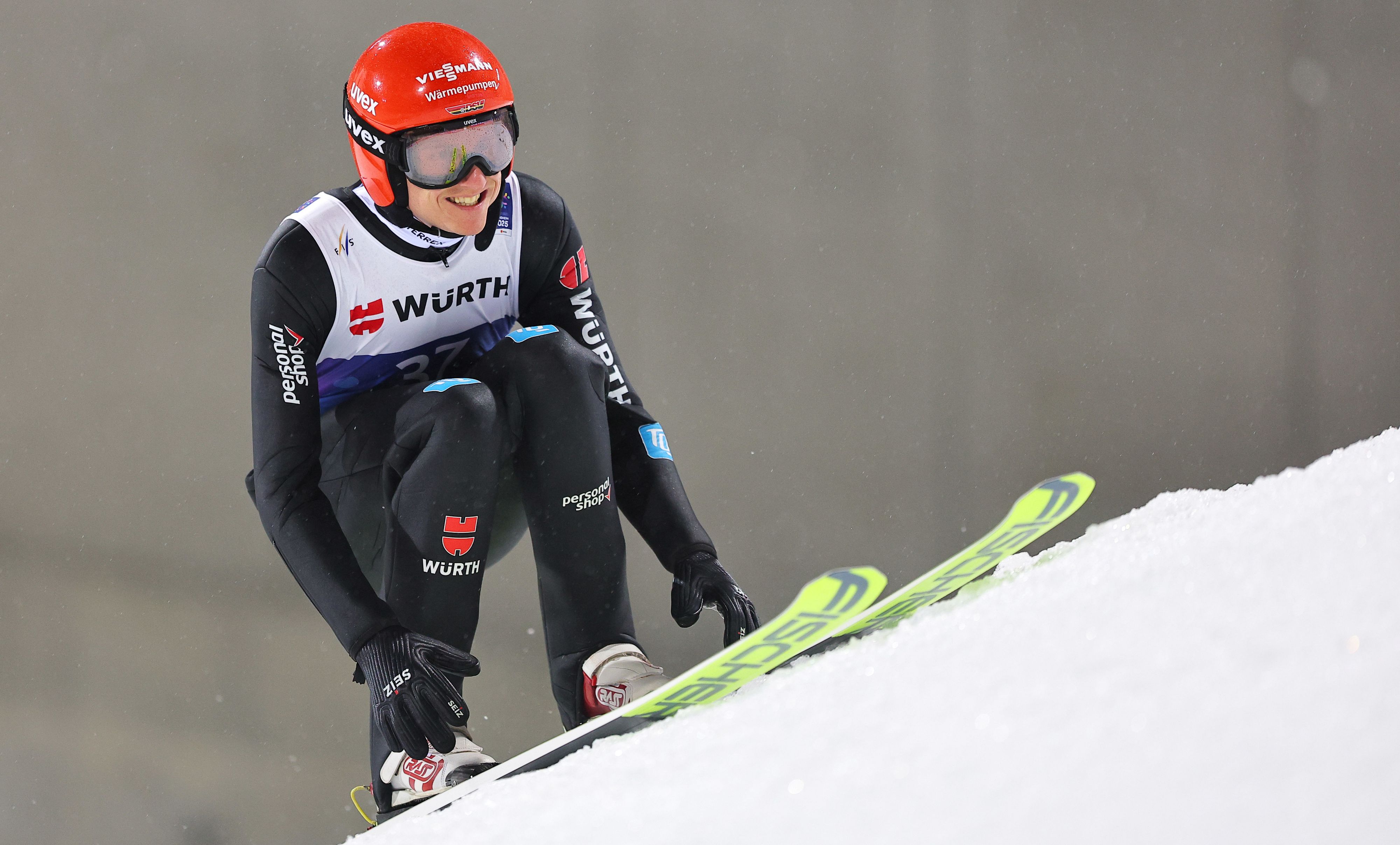 Vergeht Karl Geiger bald das Grinsen? Der Anzug des Deutschen sorgt für Aufregung.