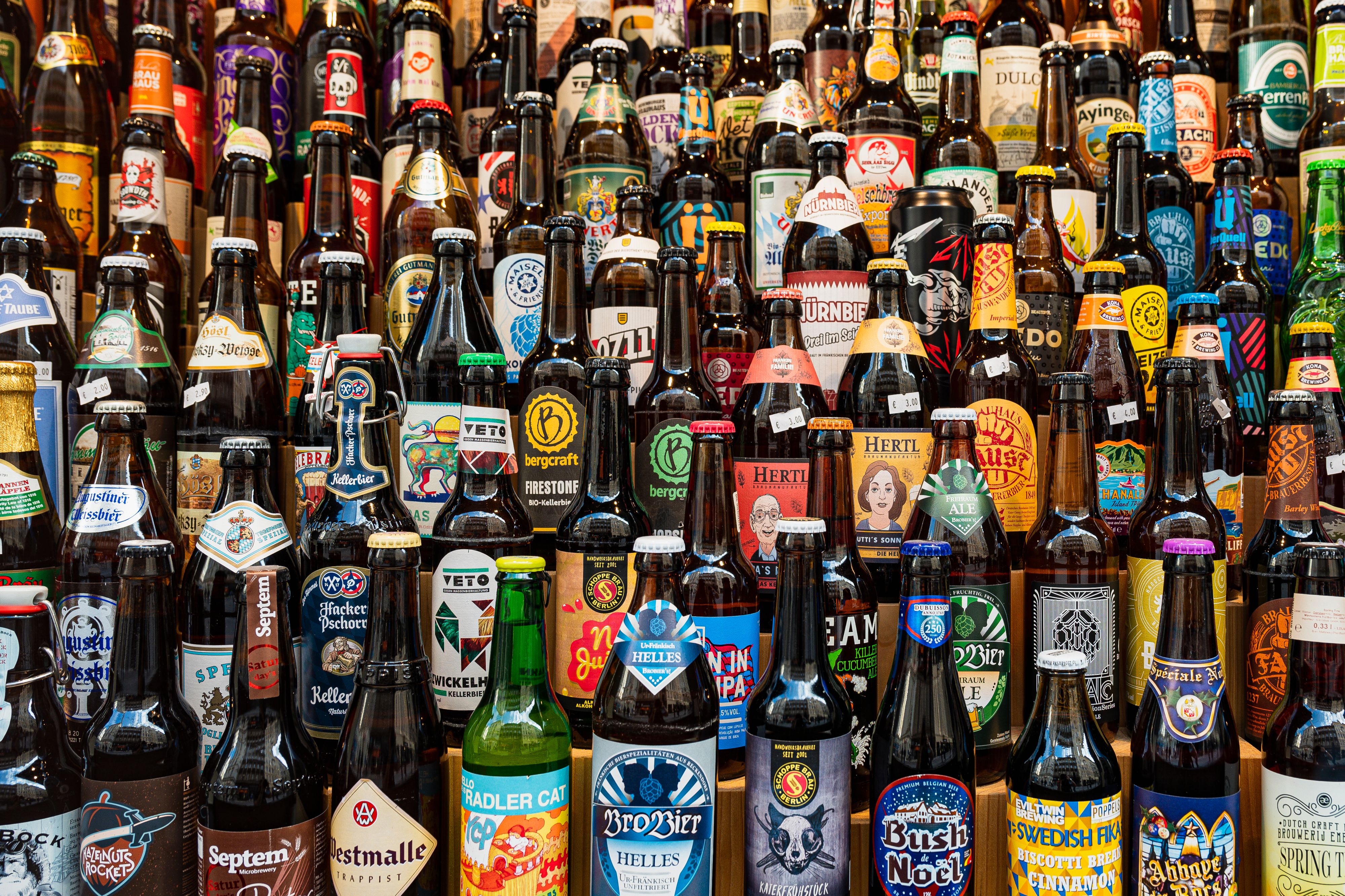 Bierflaschen in einer Auslage in Wien.