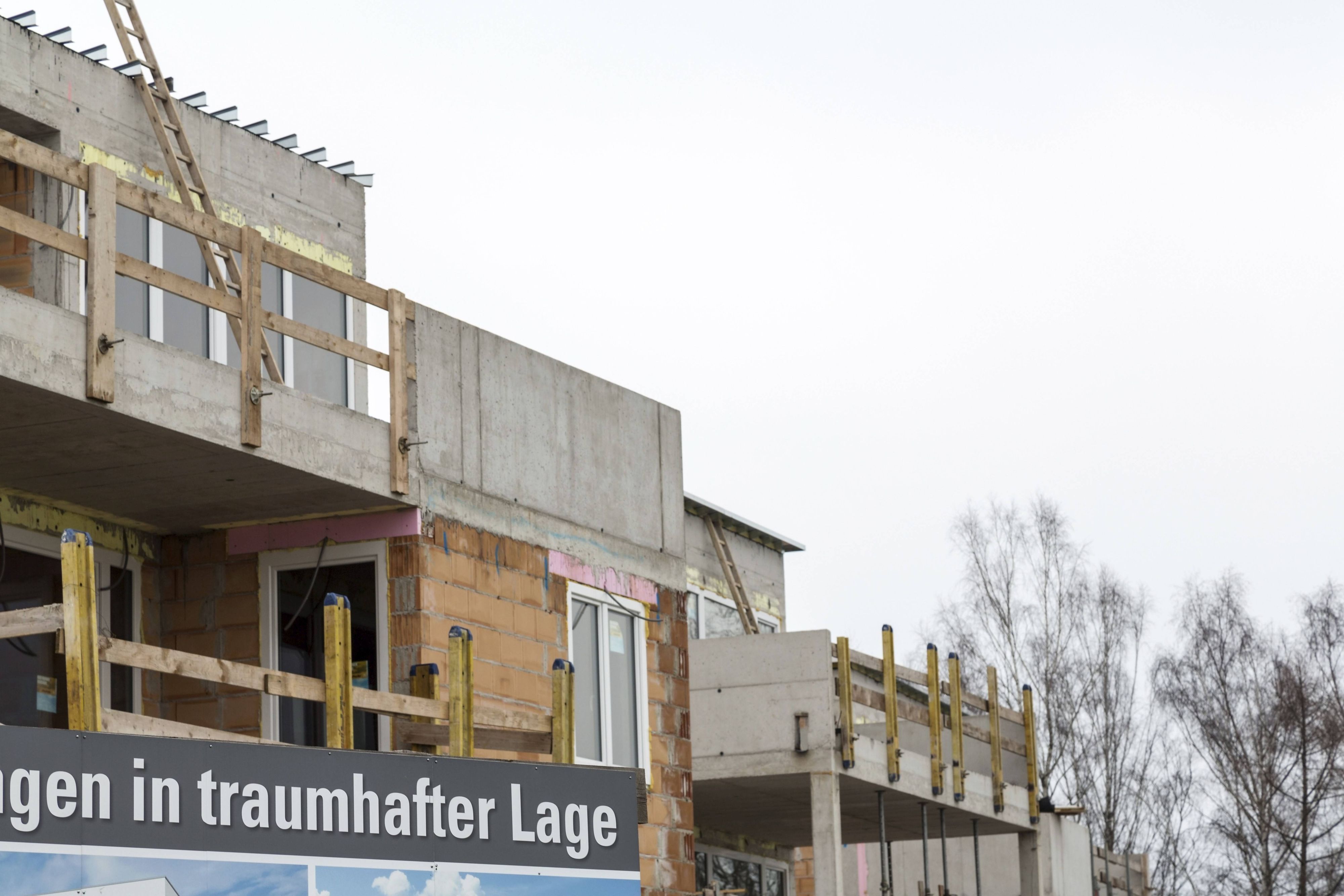 Der Wohnblock steht u.a. um 70 Zentimeter zu nahe an einem Bach.