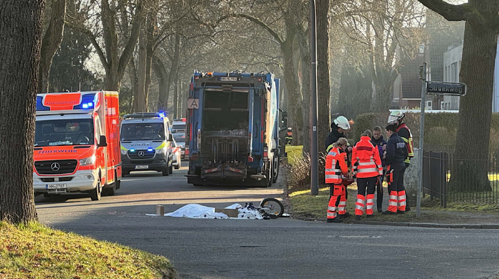 Ein 7-jähriger Bub wurde von einem Müllauto überfahren und dabei tödlich verletzt.