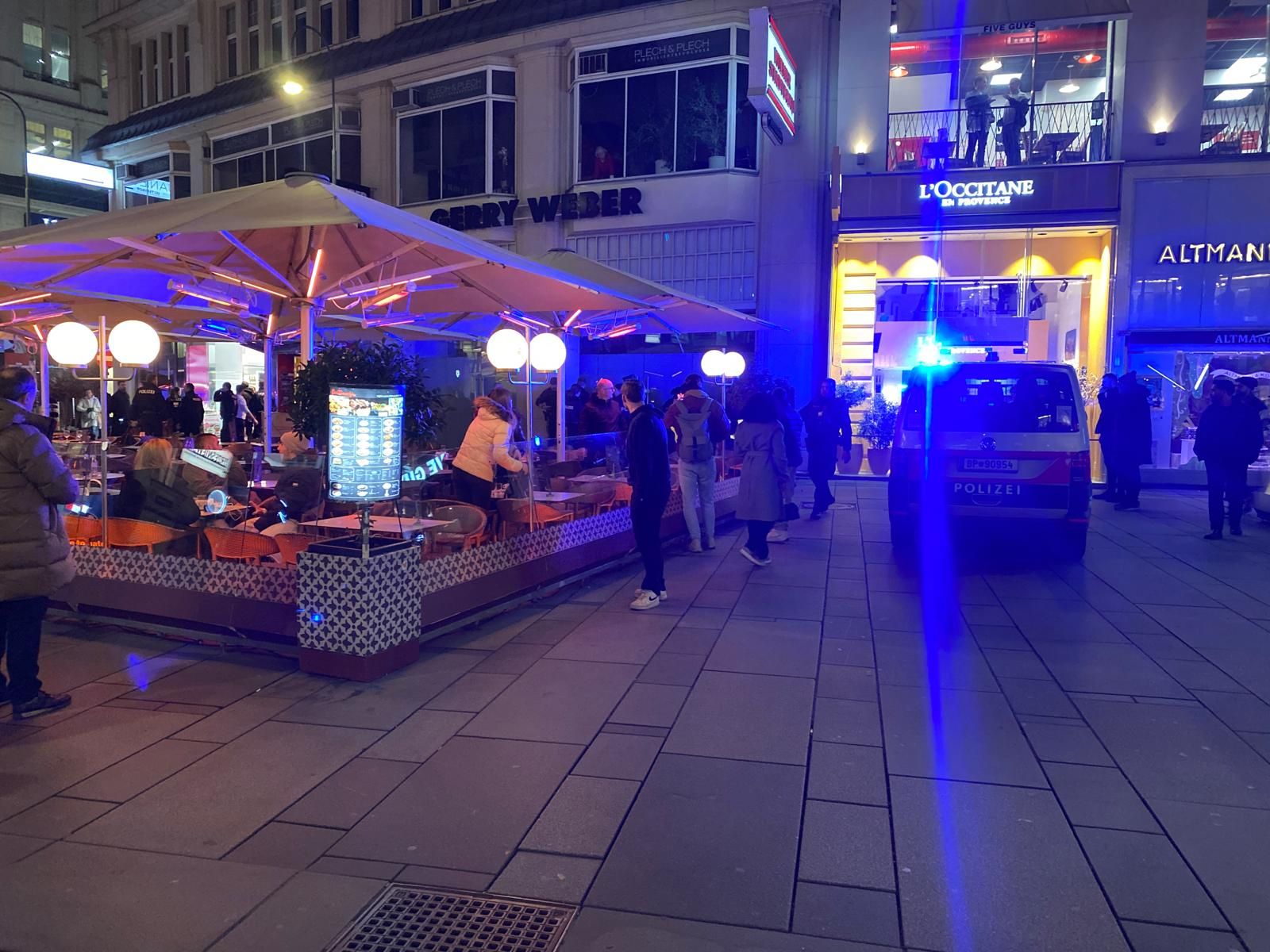 Lieferwagen kracht am Wiener Graben in Pestsäule.