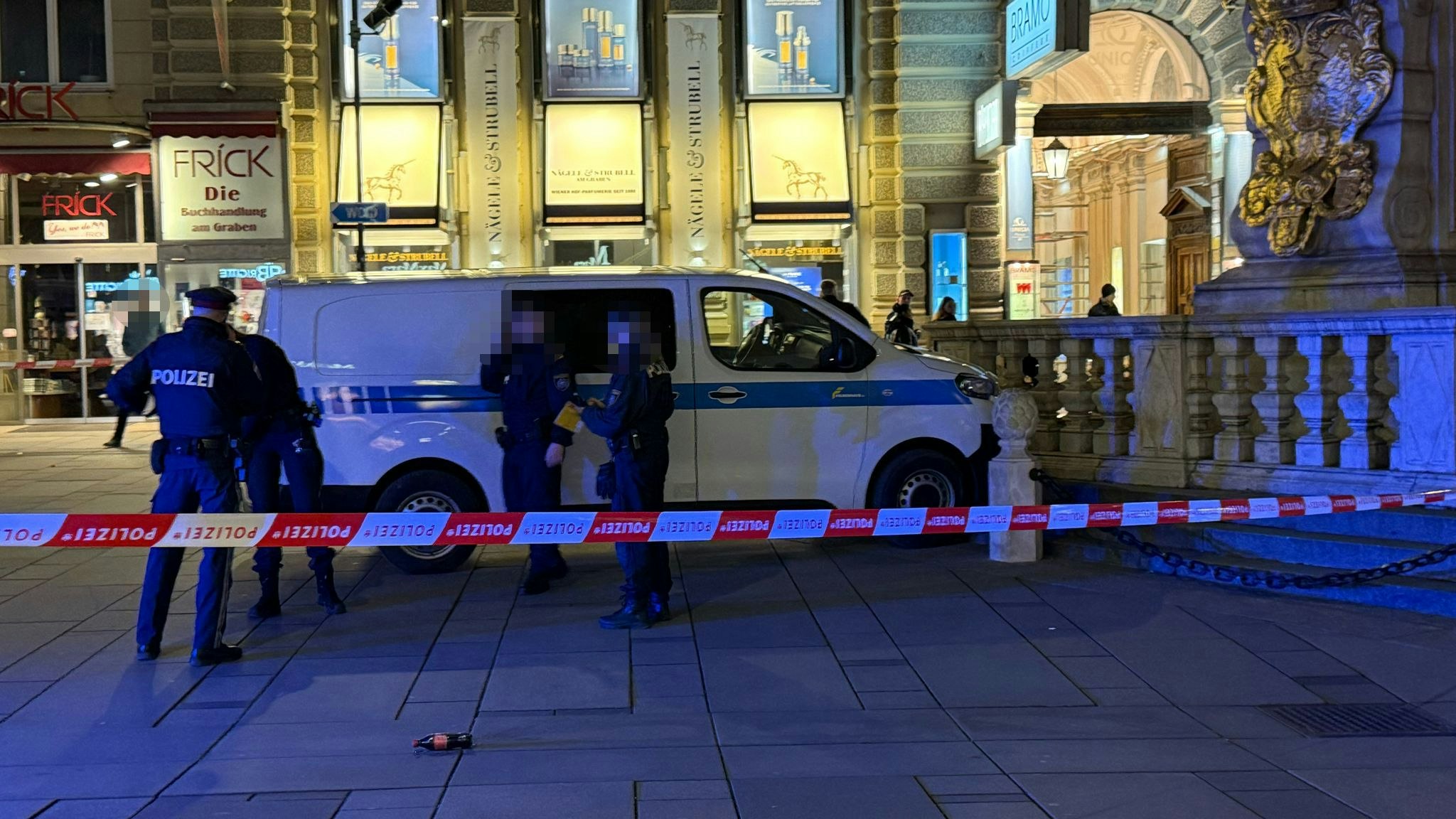 Lieferwagen kracht am Wiener Graben in Pestsäule