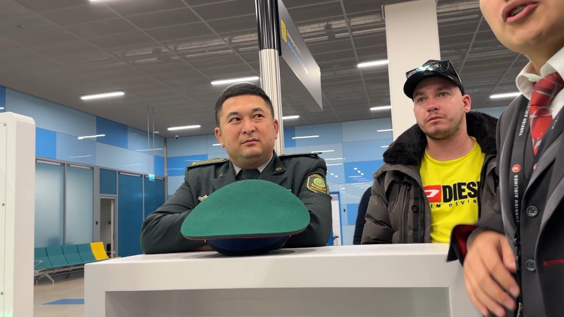 Alex muss am Flughafen in Schubhaft, weil er seinen Reisepass beschädigt hat.