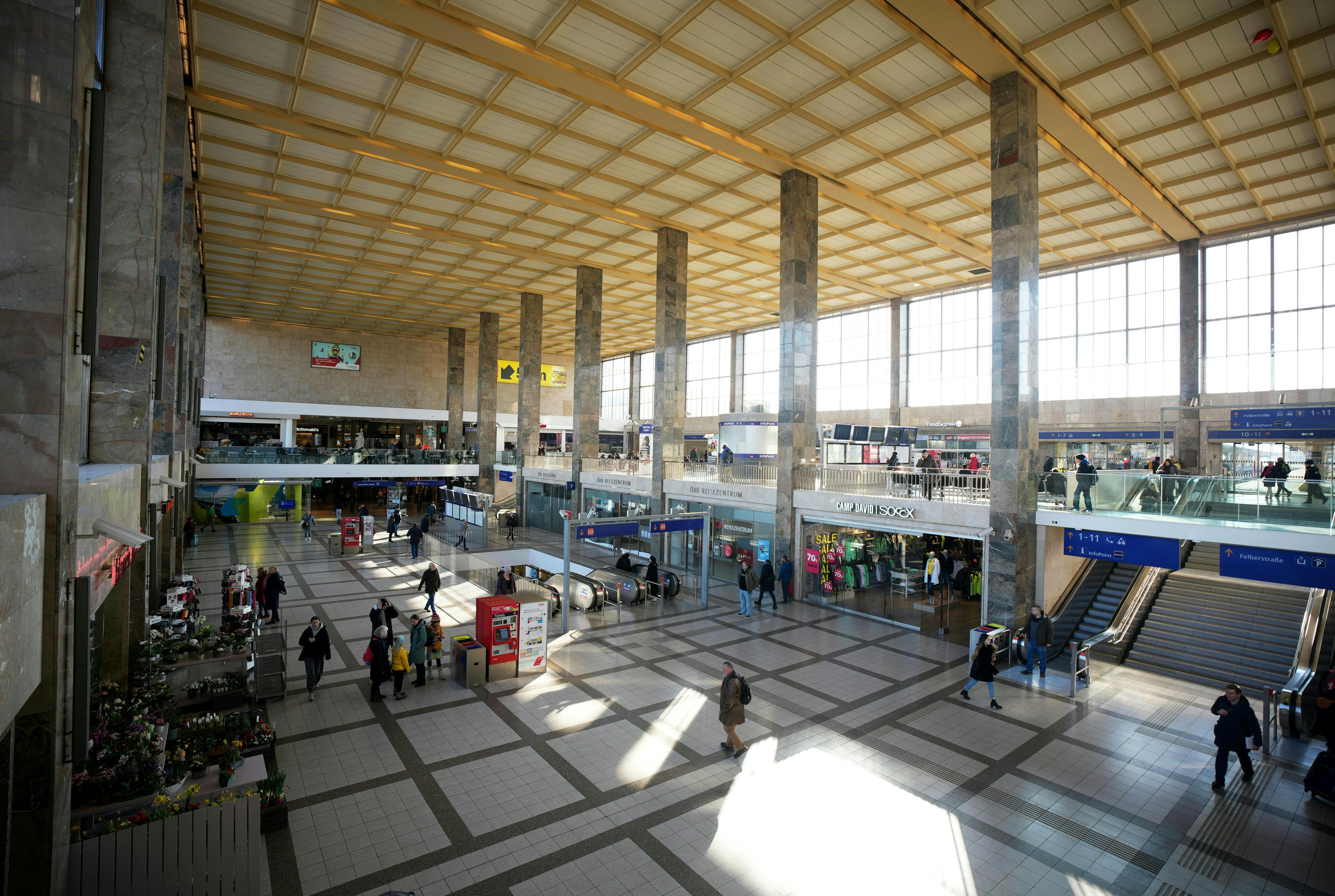 Die Polizei konnte den Ukrainer in der oberen Bahnhofshalle festnehmen (Symbolbild).