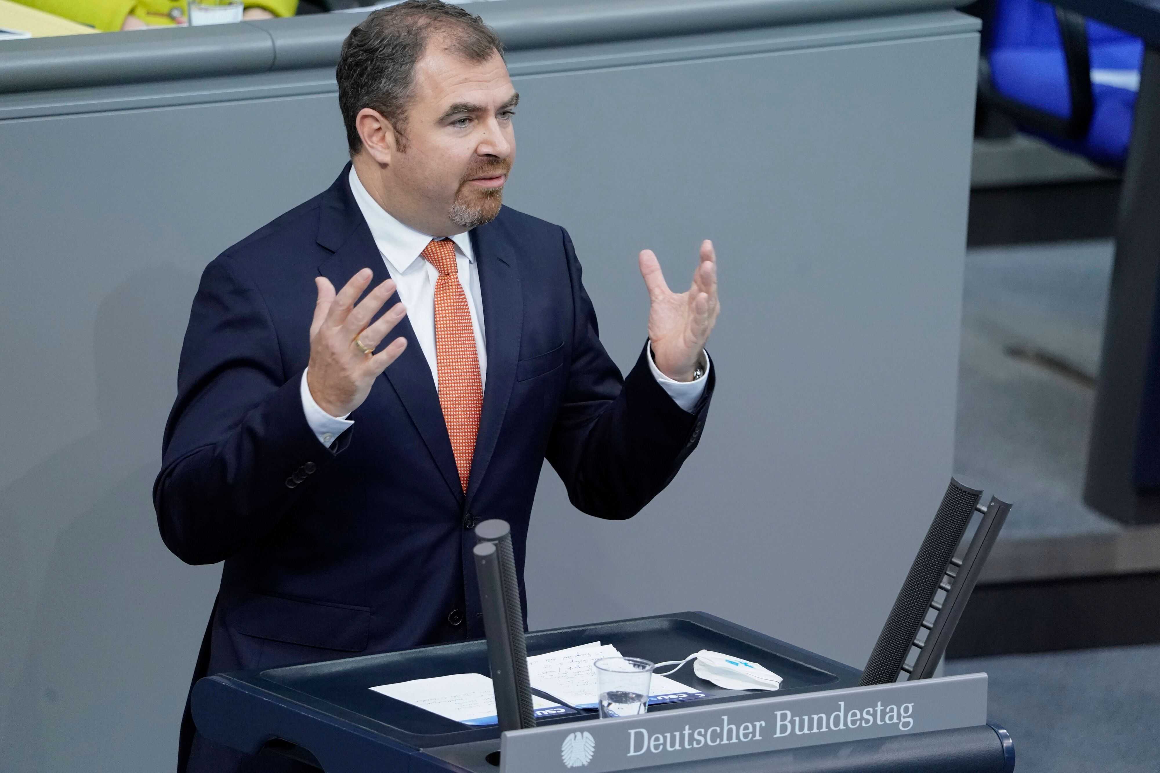 Laut dem verteidigungspolitischen Sprecher der Union, Florian Hahn, passt die Aussetzung der Wehrpflicht nicht mehr zur aktuellen Gefährdungslage. 