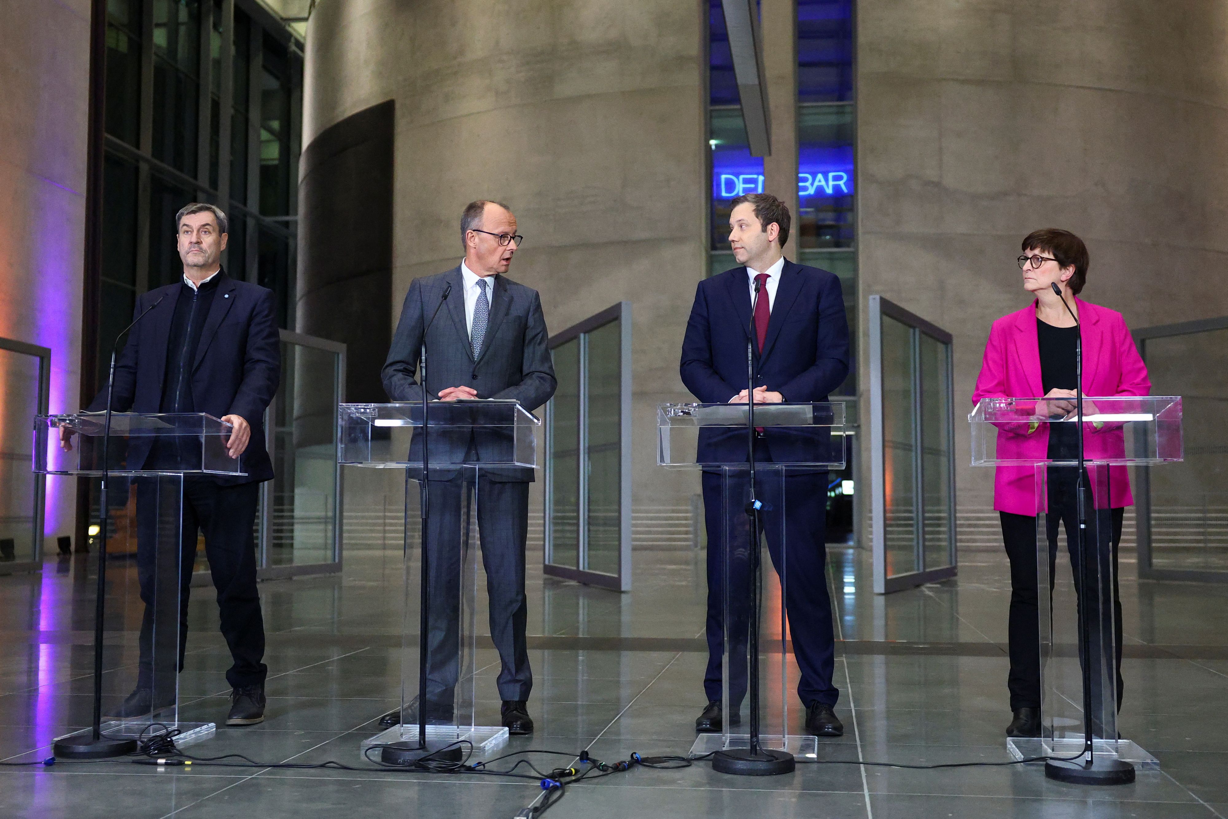 Die Union – vertreten durch Markus Söder (CSU) und Friedrich Merz (CDU) – verhandelt mit der SPD – im Bild Lars Klingbeil und Saskia Esken – über eine neue Regierung: Diese könnte massiv aufrüsten. 