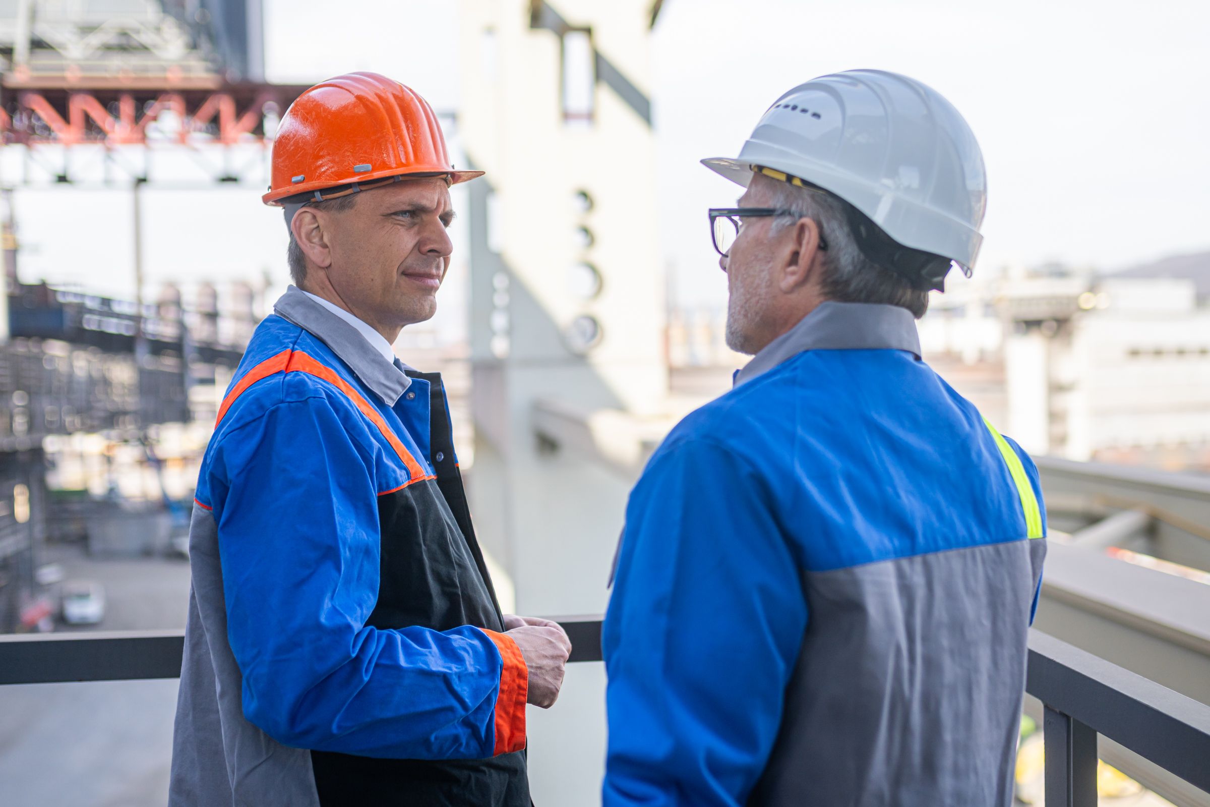 Wirtschaftsminister Wolfgang Hattmannsdorfer (ÖVP) war an seinem 1. Arbeitstag bei voestalpine-Chef Herbert Eibensteiner (rechts) im Stahlwerk in Linz.