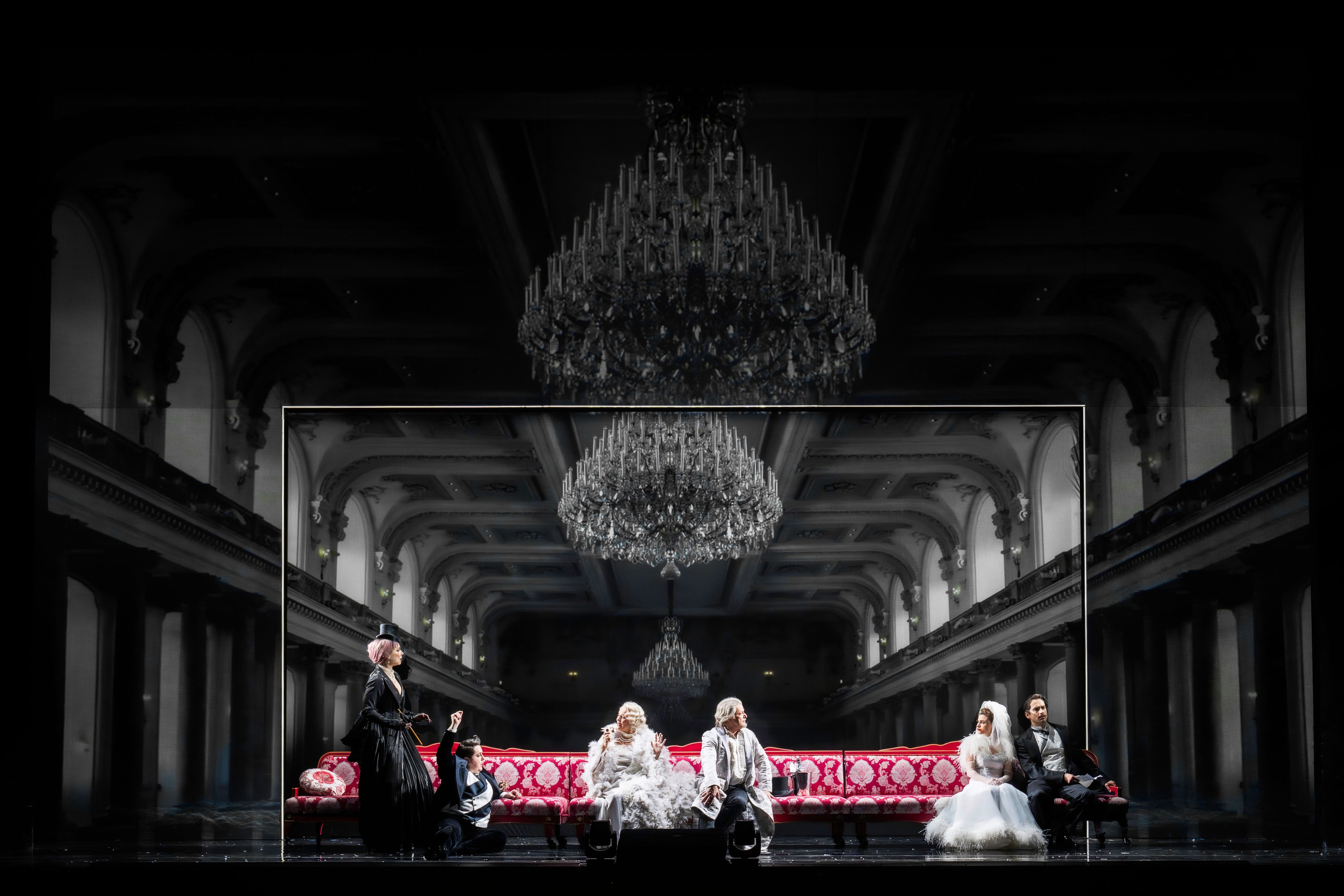 Annette Dasch (Sylva Varescu), Jakob Semotan (Bonifaz, Graf Káncsiánu), Regula Rosin (Anhilte), Roland Koch (Leopold Maria Fürst von und zu Lippert-Weylersheim), Juliette Khalil (Anastasia Komtesse Eggenberg), Alexandre Beuchat (Edwin Ronald) in 