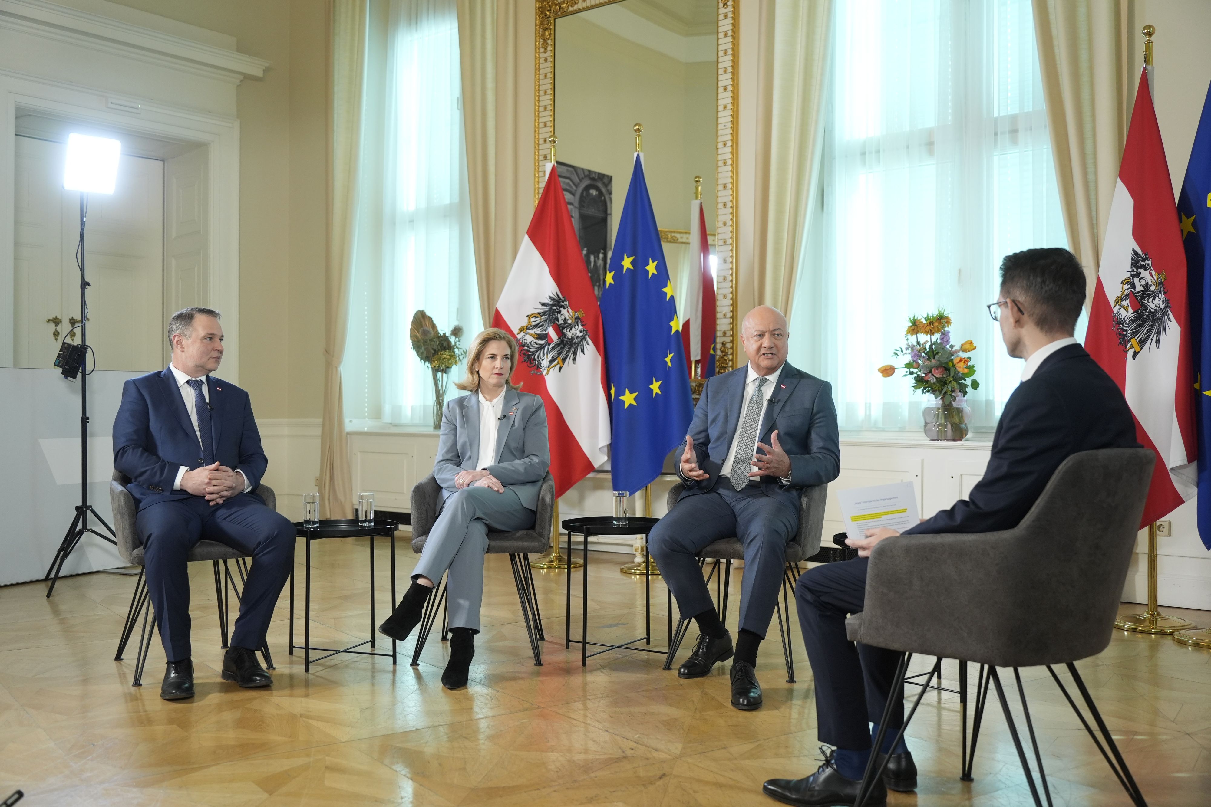 Kanzler Christian Stocker, Vize Andreas Babler, Außenministerin Beate Meinl-Reisinger im <em>