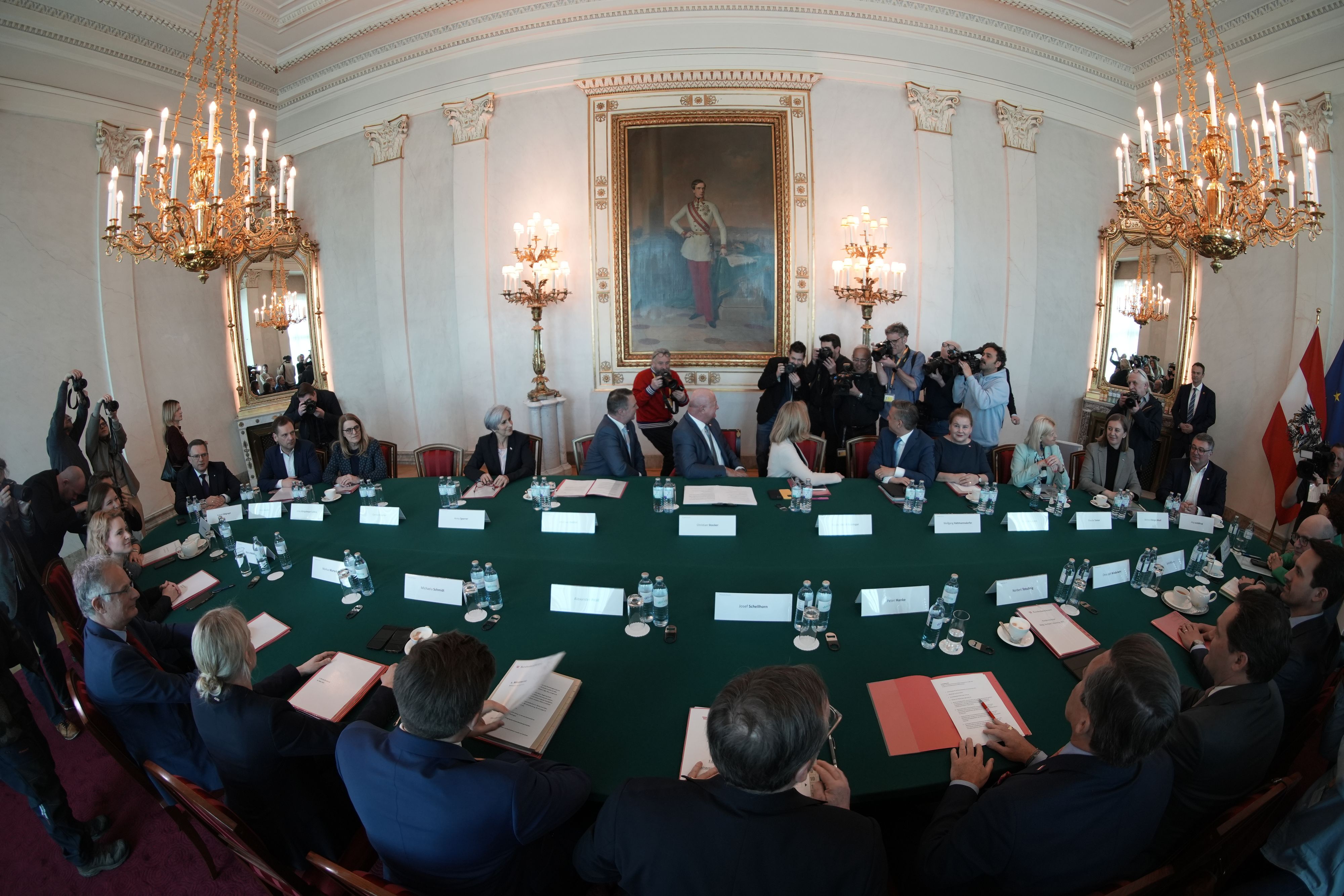 Viele neue Gesichter im Ministerratssaal.