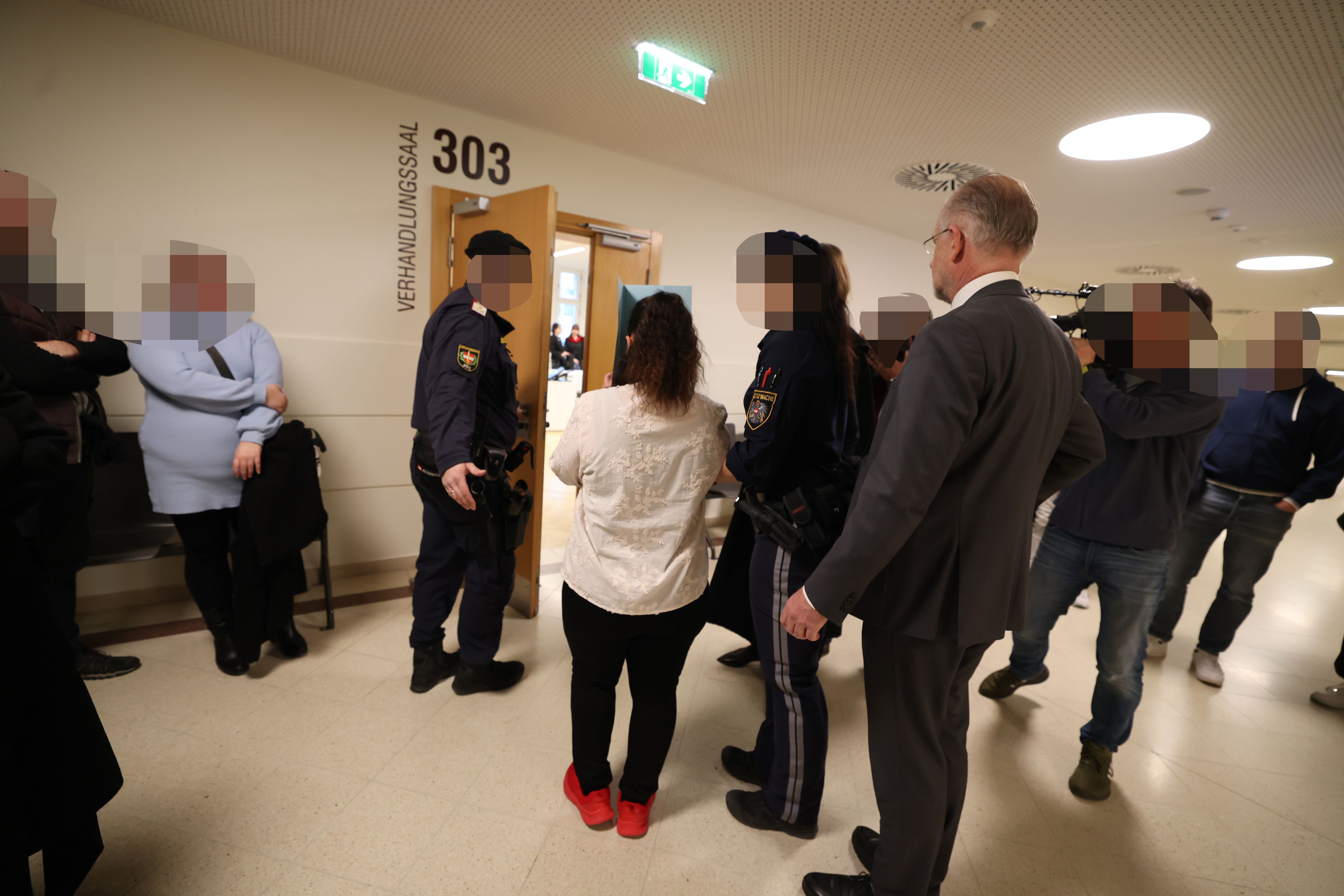 Frau (29) soll ihre Partnerin niedergestochen haben.