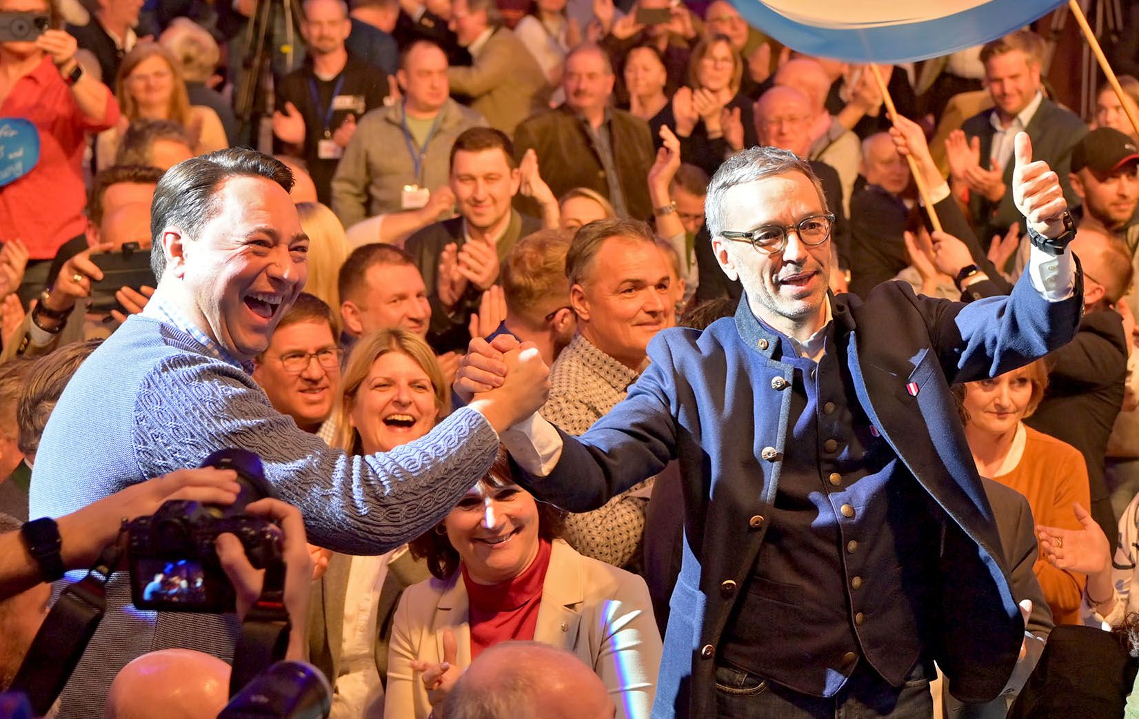 Oberösterreichs Landeshauptmannstellvertreter Manfred Haimbuchner und FPÖ-Bundesparteiobmann Herbert Kickl am Mittwoch, 5. März 2025, anlässlich des Politischen Aschermittwochs der FPÖ in der Jahnturnhalle in Ried im Innkreis.