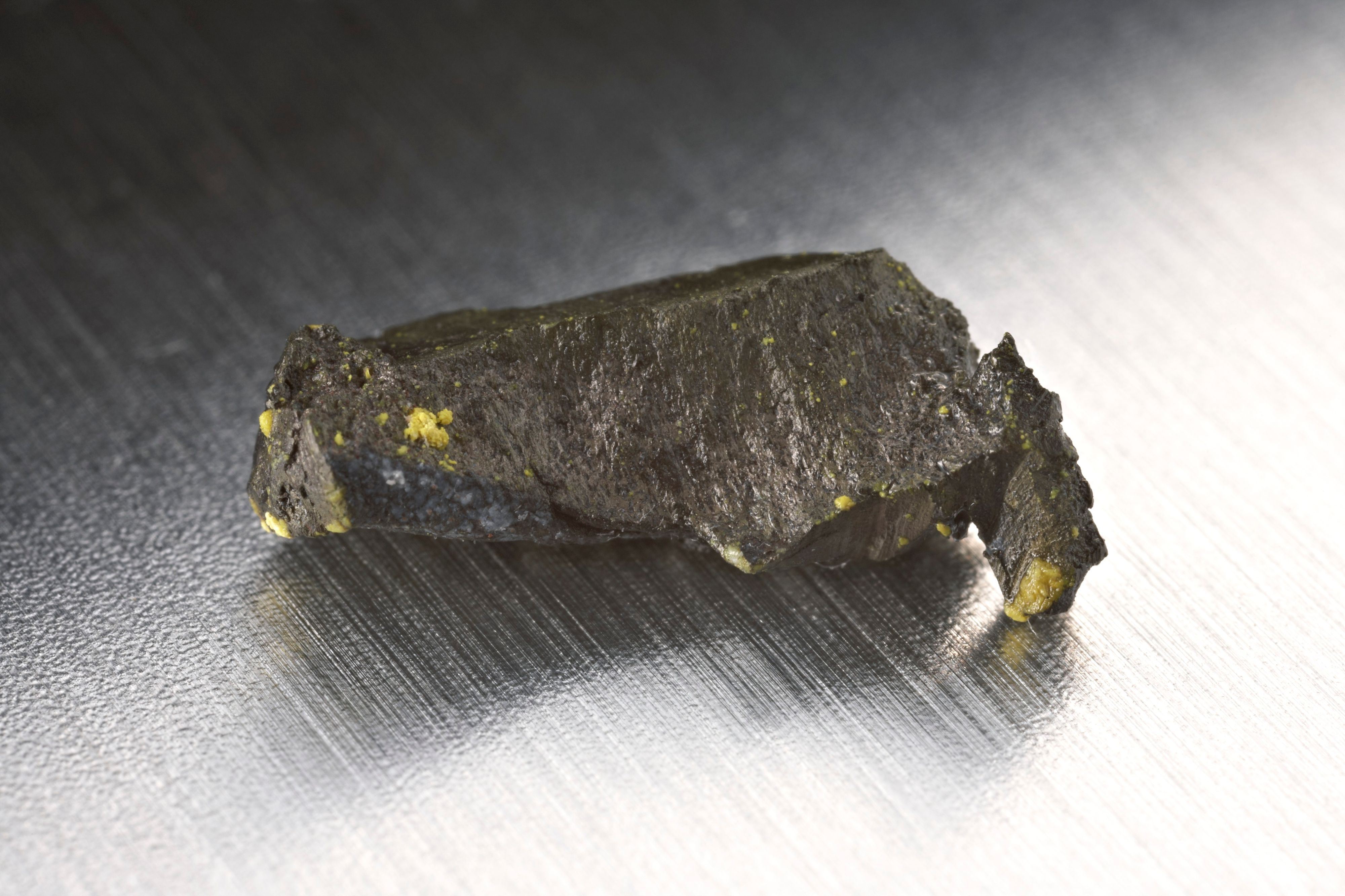 <strong>Europium</strong>: Das silbrig-weiße Metall <em>(im Bild bereits durch Luftexposition oxidiert)</em> gehört zur Gruppe der Seltenen Erden und wird u.a. in TV-Bildschirmen und Glühbirnen verbaut.