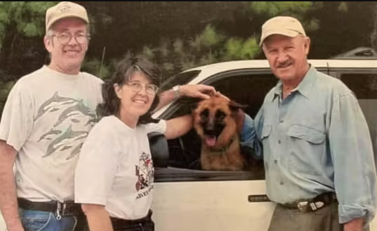 Nicht einer von Gene Hackmans deutschen Schäferhunden ist tot, sondern der Kelpie-Mischling. Das teilen die Behörden mit.