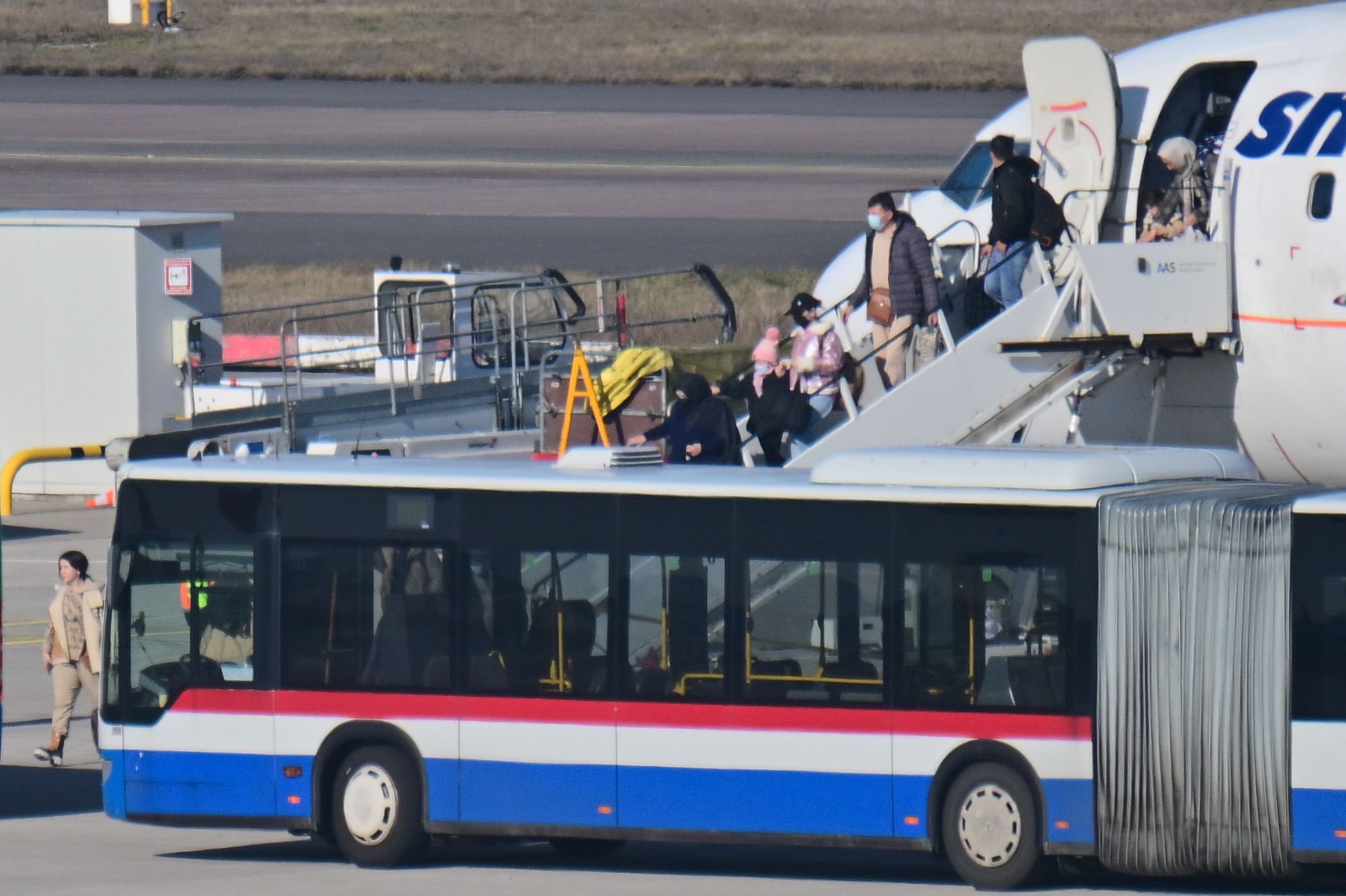 Am Mittwochmorgen um 10.01 Uhr landete am Berliner Flughafen ein Charterflug. An Bord: 132 Flüchtende aus Afghanistan, die von der deutschen Regierung eingeflogen wurden.
