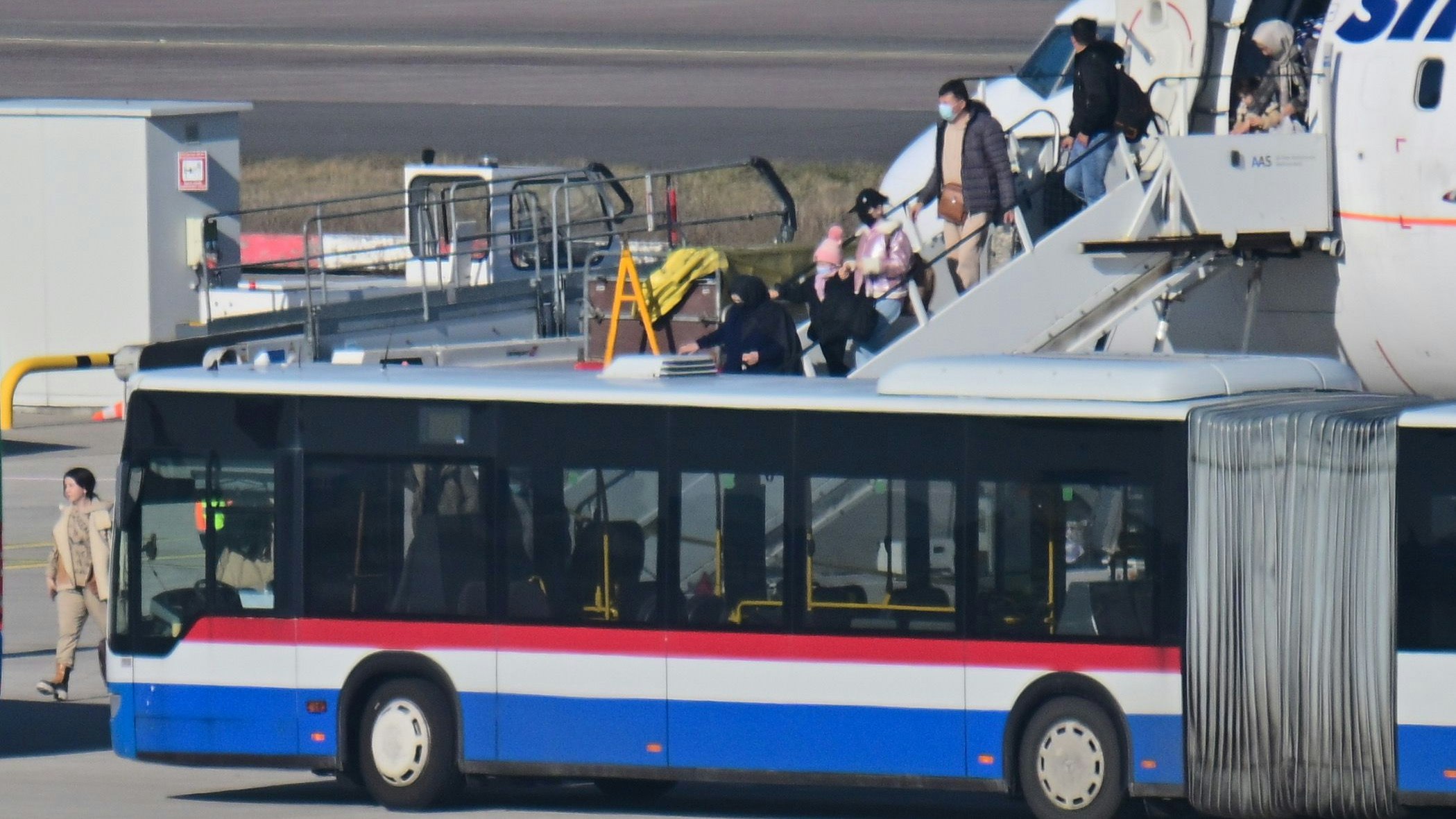 Am Mittwochmorgen um 10.01 Uhr landete am Berliner Flughafen ein Charterflug. An Bord: 132 Flüchtende aus Afghanistan, die von der deutschen Regierung eingeflogen wurden.
