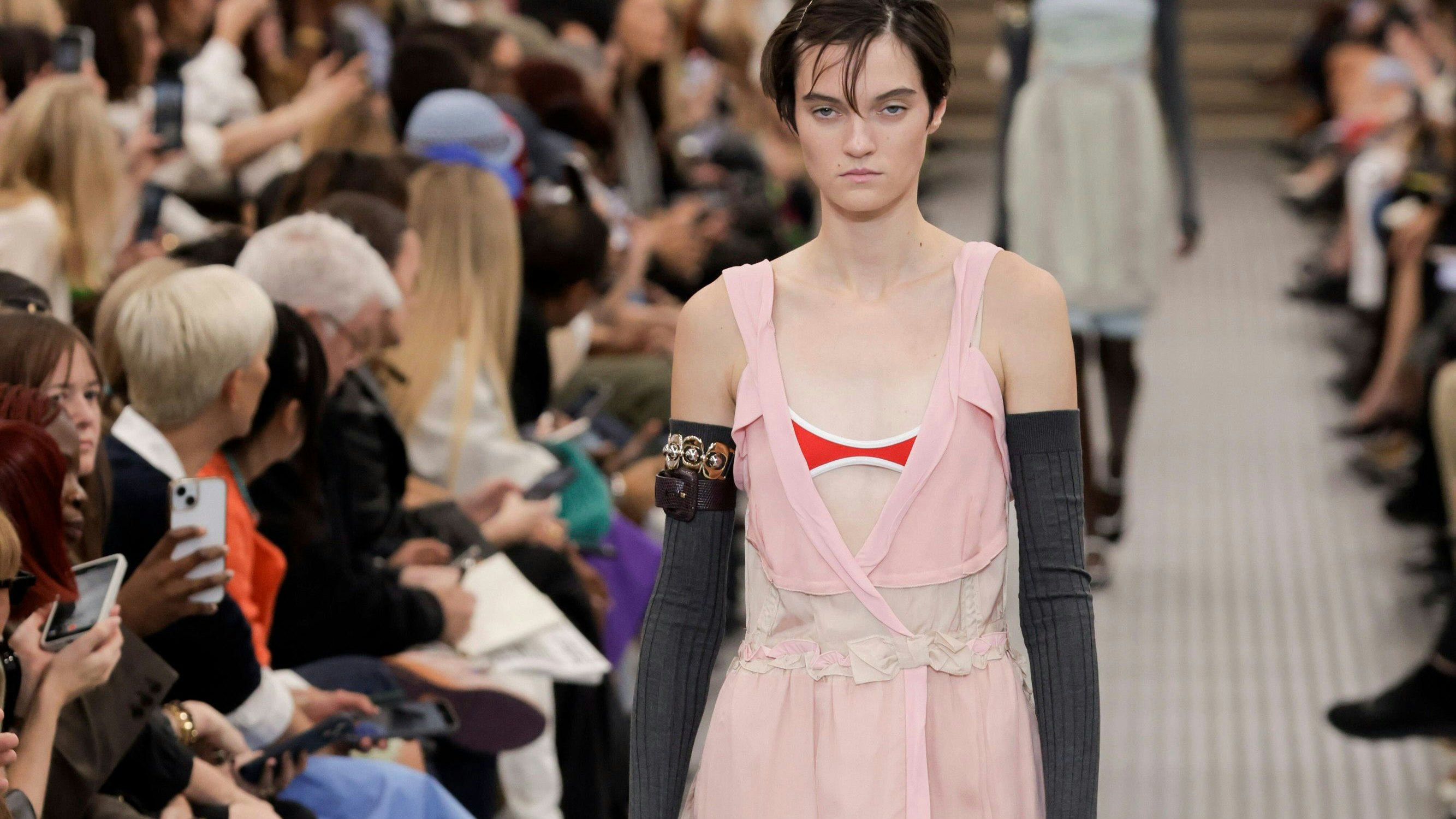 Rosa ist omnipräsent. Hier bei Miu Miu setzt man auf einen zarten Stoff und Farbton.