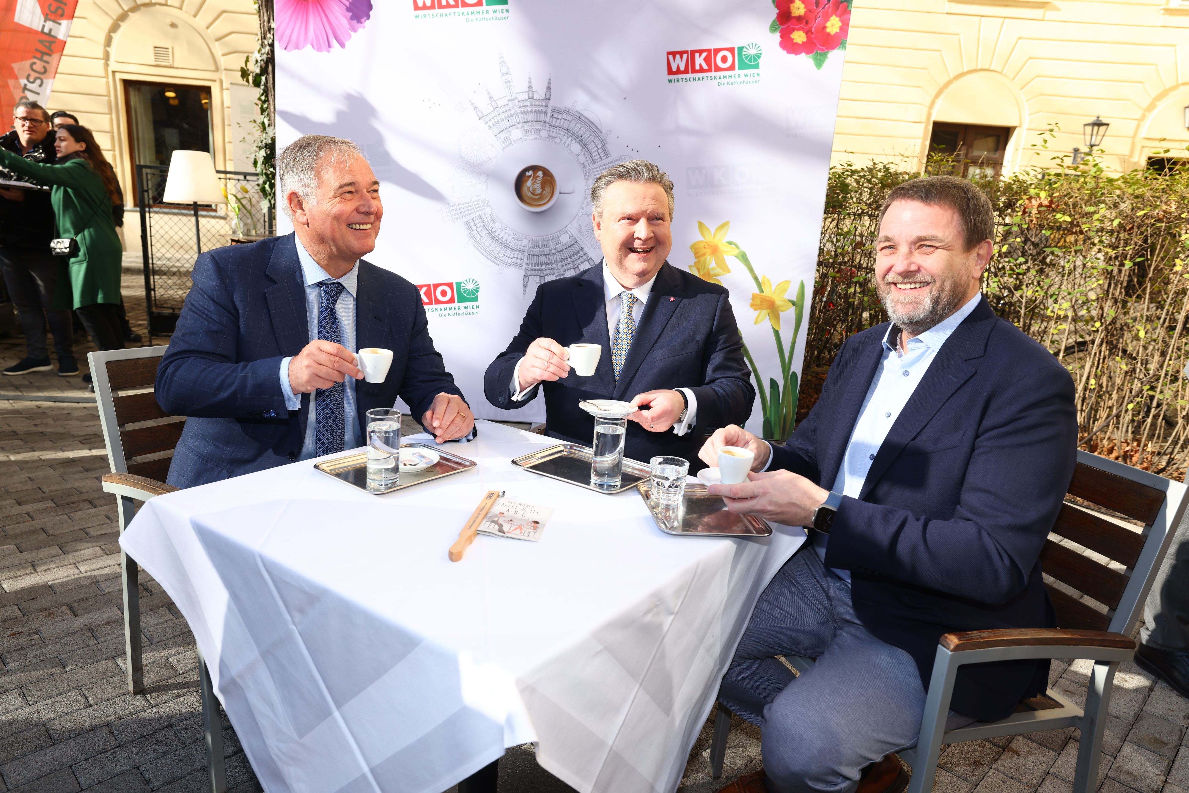 (v.l.n.r.) Wirtschaftskammer Wien Präsident Walter Ruck, Bürgermeister Michael Ludwig und der Obmann der Wiener Kaffeehäuser, Wolfgang Binder genießen die Saisoneröffnung der Schanigärten.