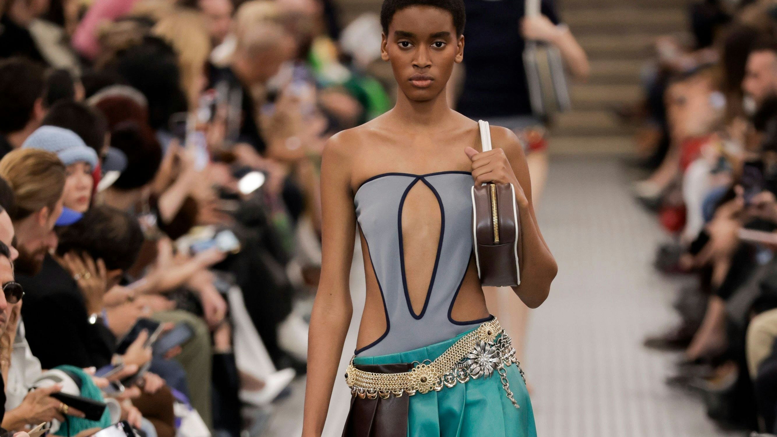 Bei Miu Miu ist wieder ein auffälliges Türkis präsent.