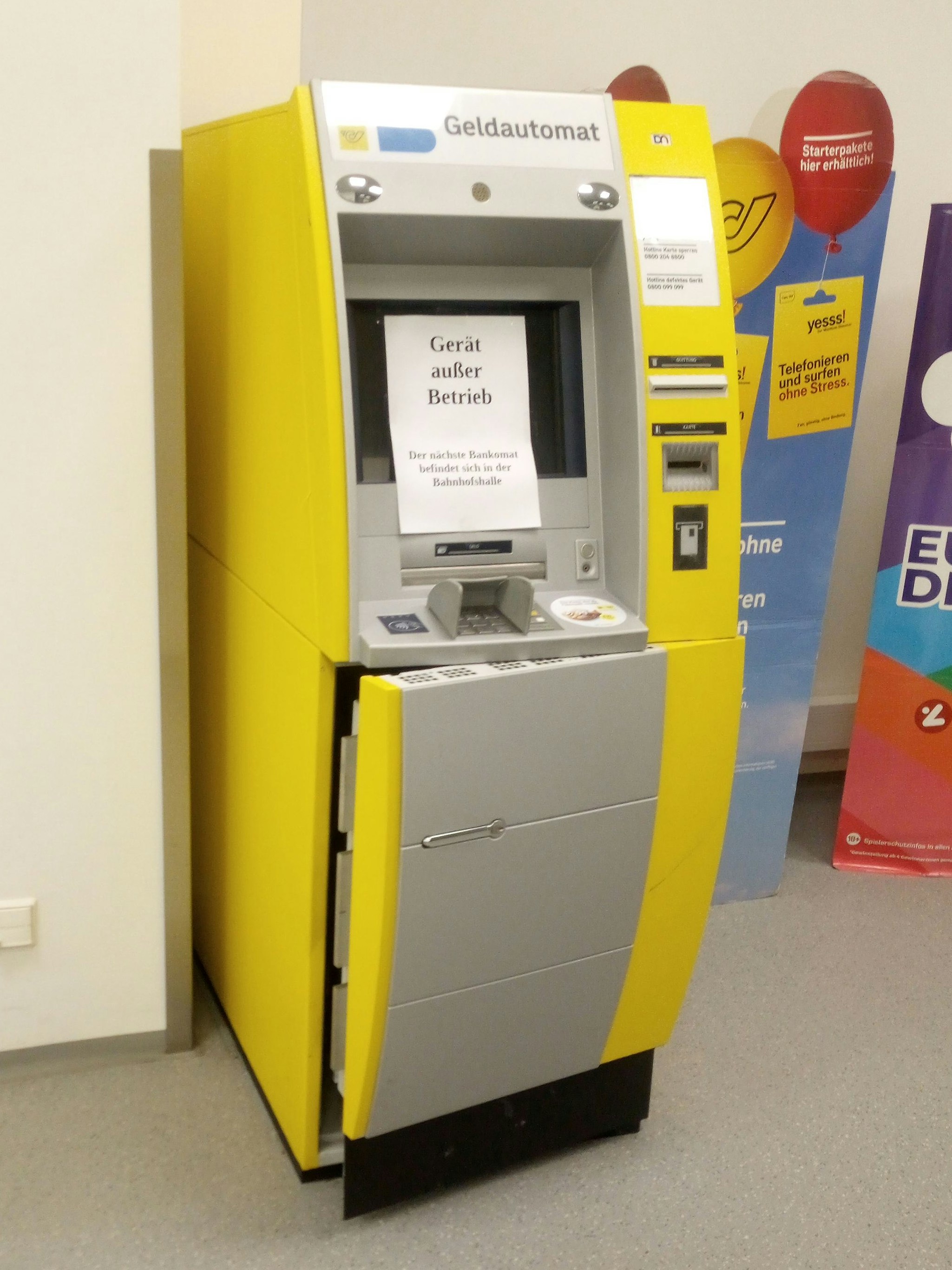 Immer häufiger zu sehen: offene und leere Automaten in Post- und Bankfilialen.
