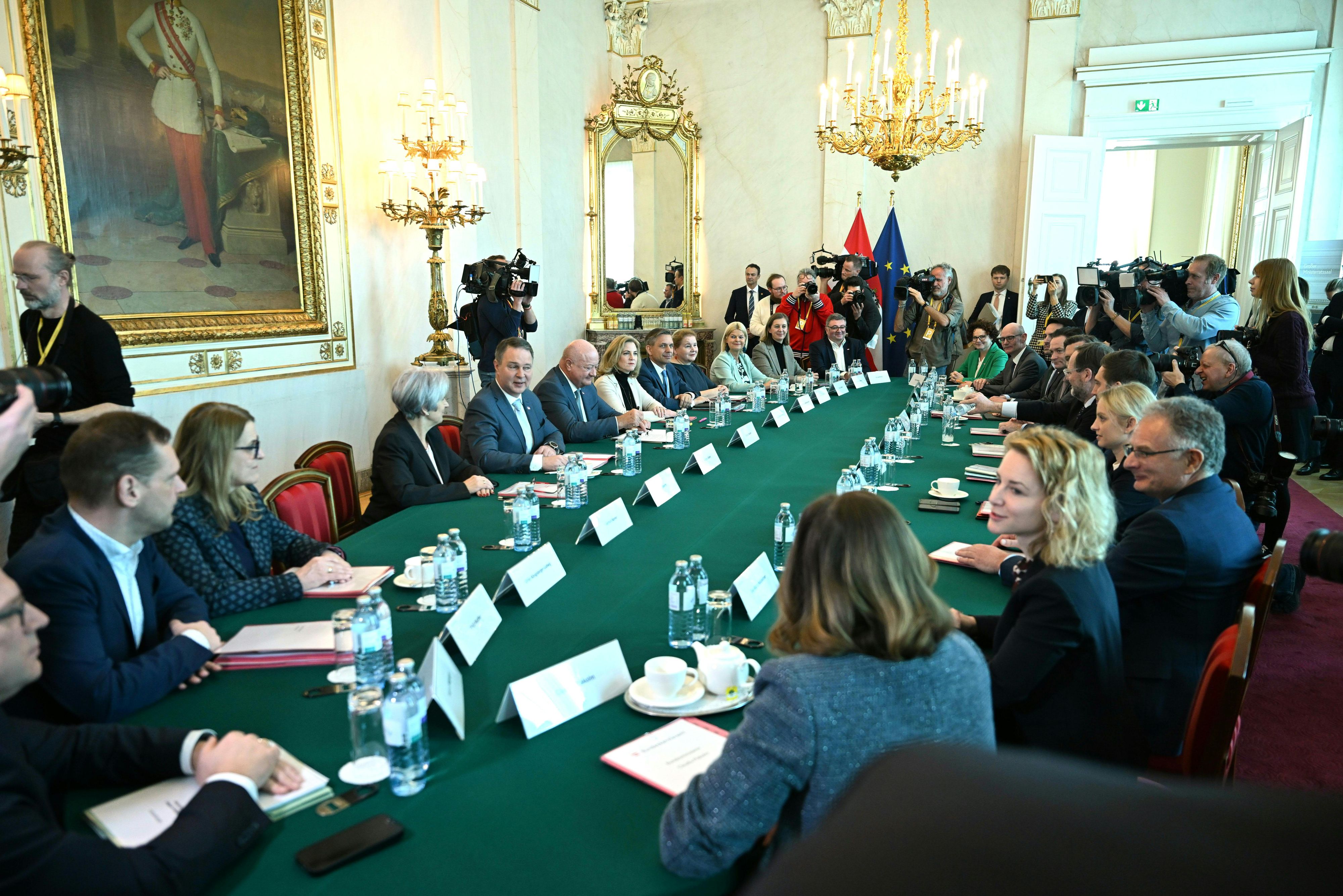Vizekanzler Andreas Babler (SPÖ), Bundeskanzler Christian Stocker (ÖVP) und Außenministerin Beate Meinl-Reisinger (NEOS) und weitere Mitglieder der Bundesregierung vor Beginn einer Sitzung des Ministerrates am Mittwoch, 5. März 2025, in Wien. 