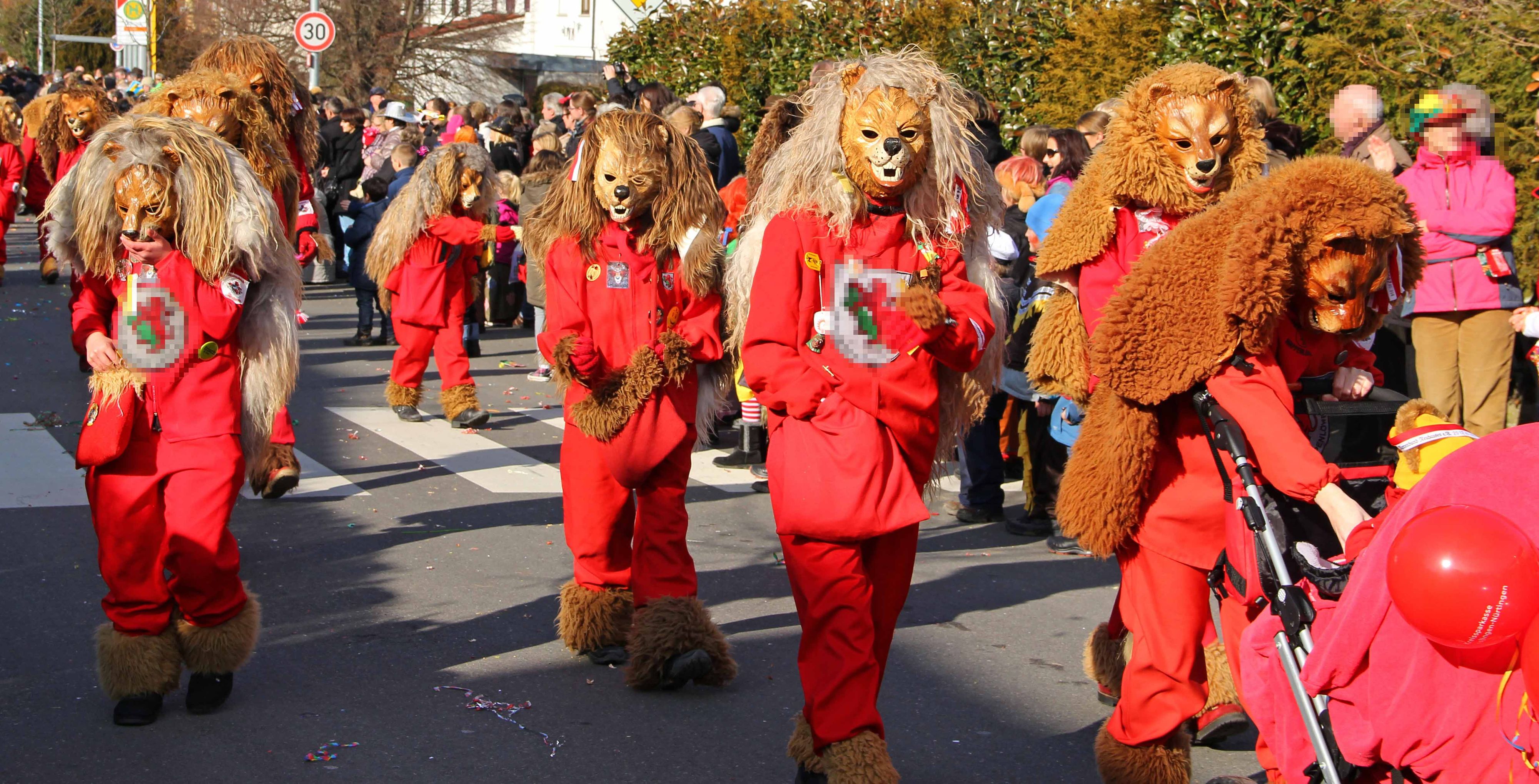 Symbolbild einer Löwengruppe bei einem Faschingsumzug