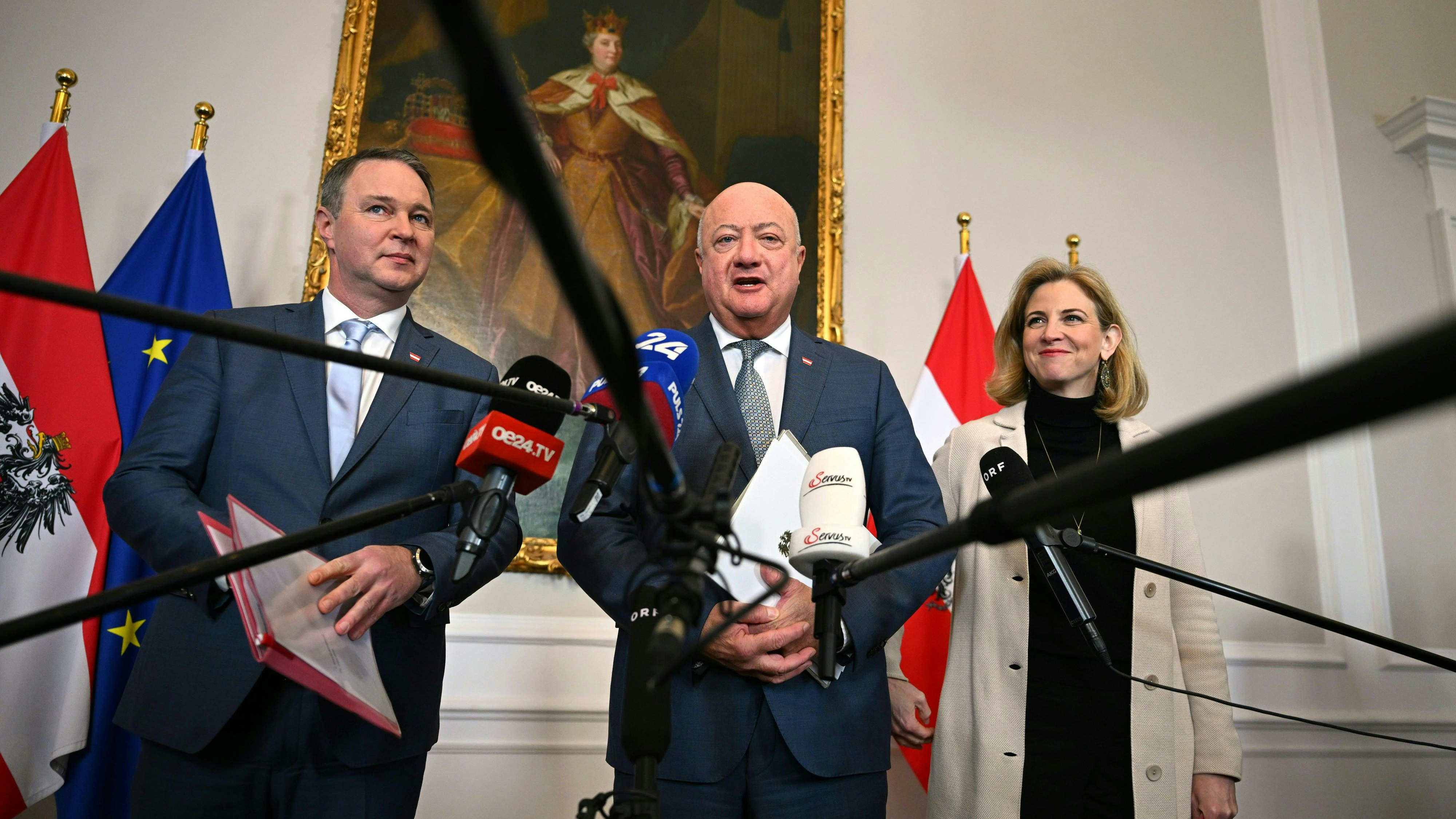 Pressefoyers  nach dem Ministerrat:  Vizekanzler Andreas Babler (SPÖ), Bundeskanzler Christian Stocker (ÖVP) und Außenministerin Beate Meinl-Reisinger (NEOS).