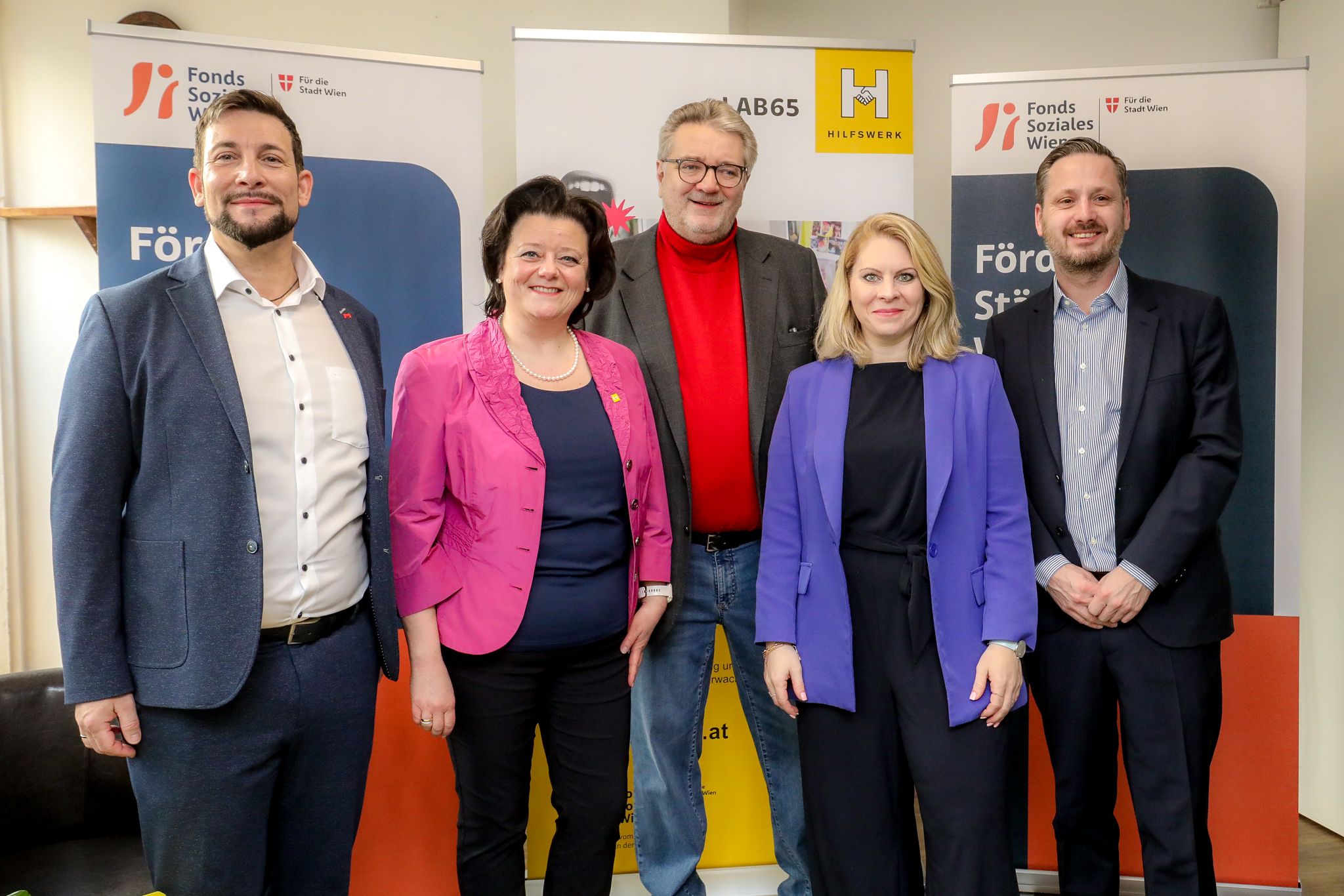 Feierliche Eröffnung des LAB65 des Wiener Hilfswerk mit Stadtrat Peter Hacker (SP, Mitte), Stadtrat für Soziales, Gesundheit und Sport - Jörg Konrad (Neos),&nbsp; Markus Rumelhart - Bezirksvorsteher für den 6. Bezirk (links), Susanne Winkler, Fonds Soziales Wien Geschäftsführerin und Sabine Geringer, Wiener Hilfswerk Geschäftsführerin (2. v.links)