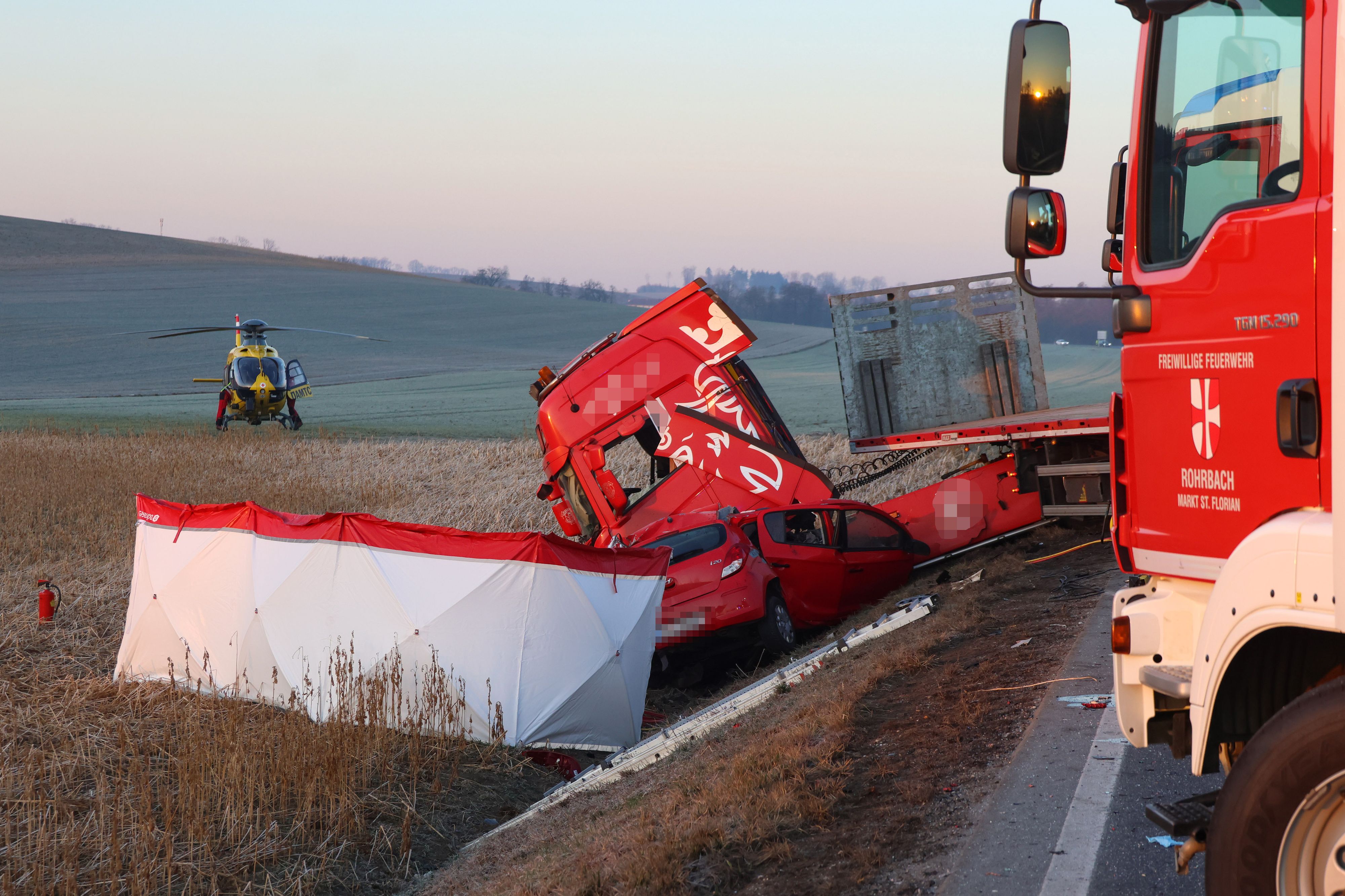 Tragischer Unfall im Bezirk Linz-Land: Eine Person kam Mittwoch Früh ums Leben.