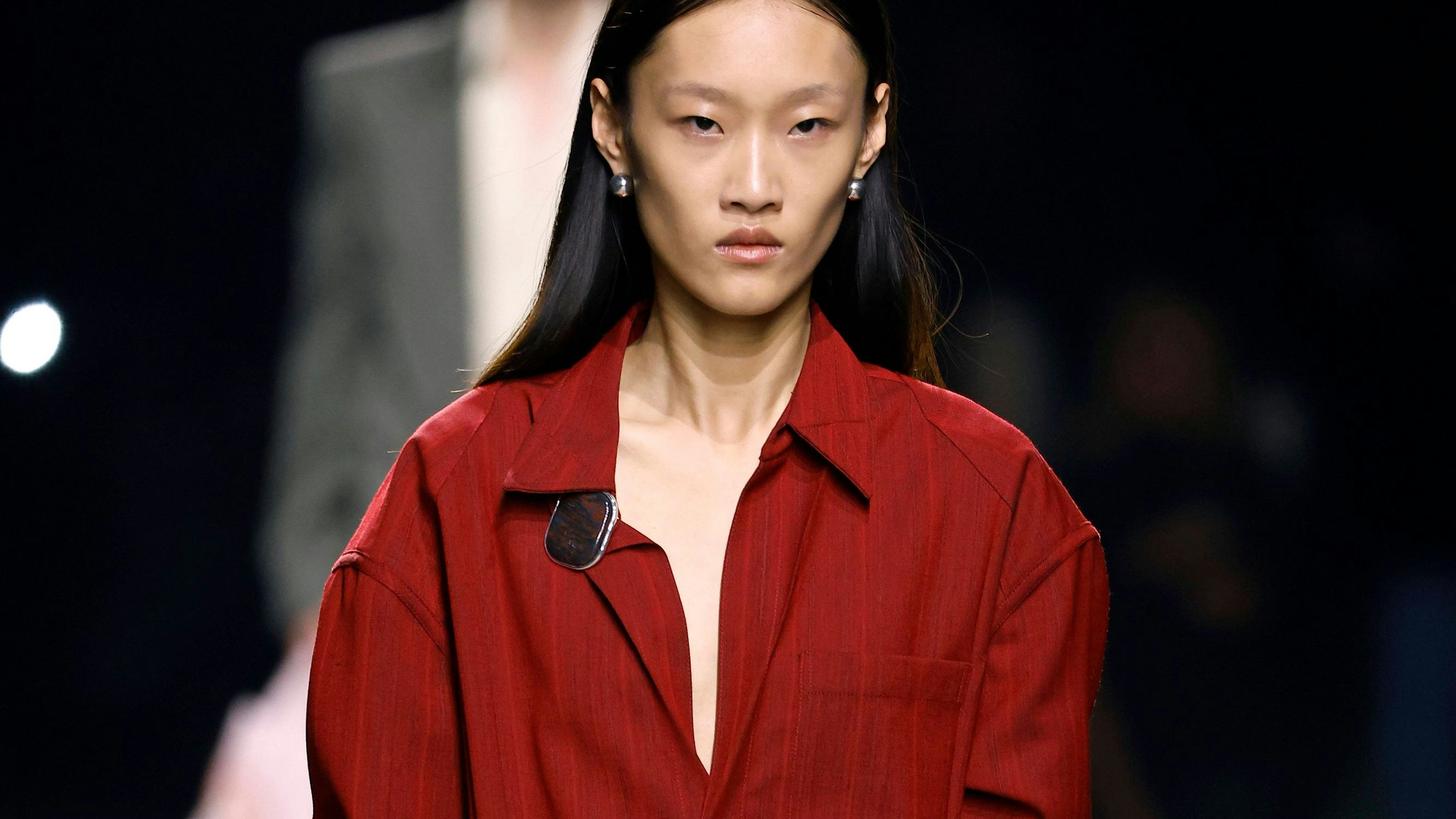 Hauptsache Rot: Der Farbton ist auch bei Bottega Veneta in der Sommerkollektion 2025 zu sehen.