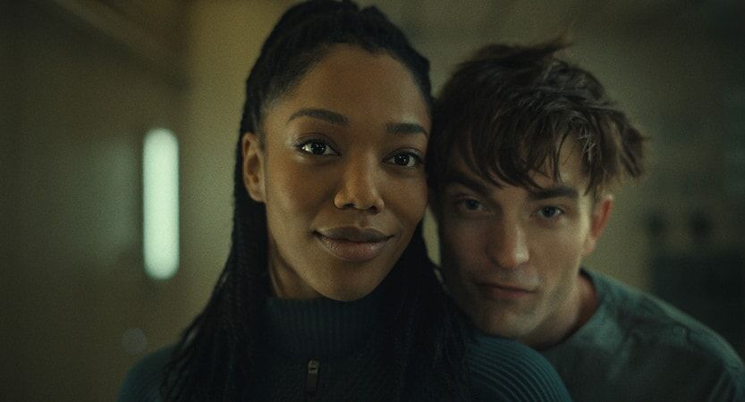 Mickey Barnes (Robert Pattinson) und Nasha Adjaya (Naomi Ackie).