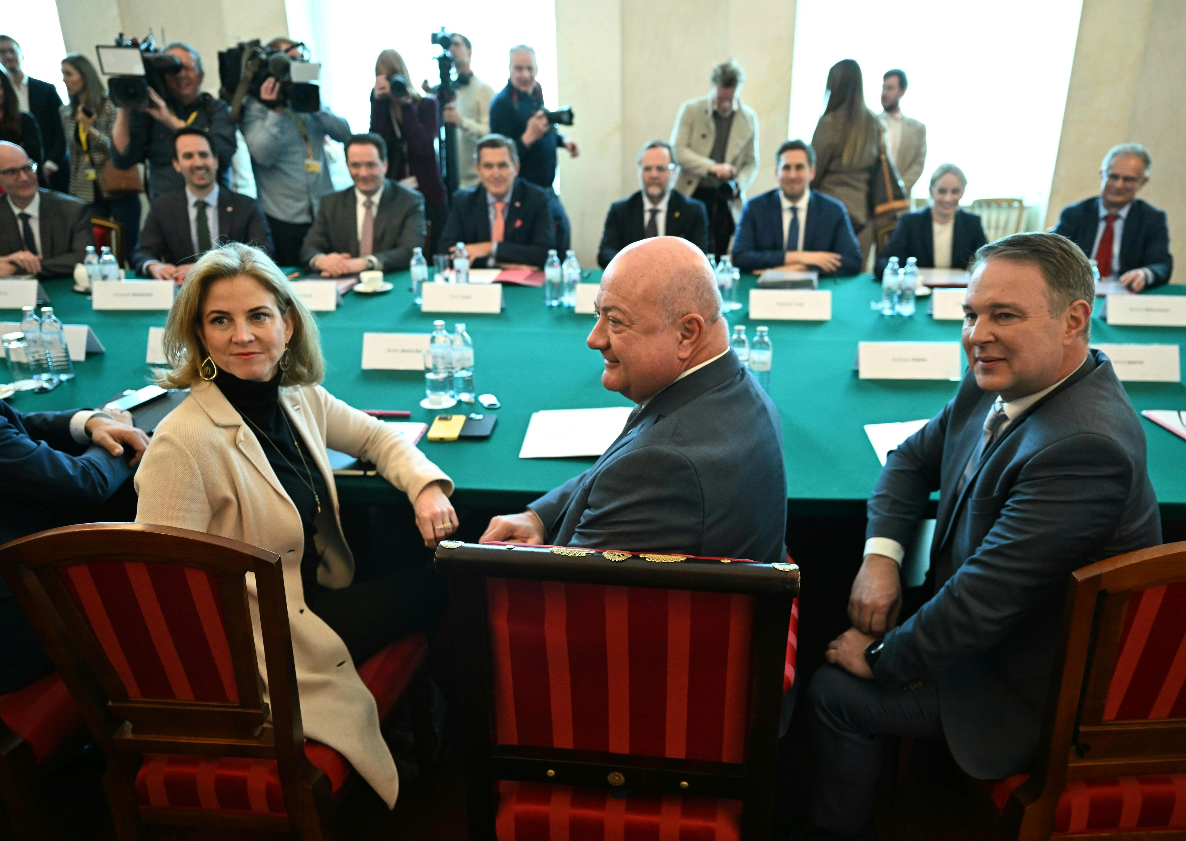 Außenministerin Beate Meinl-Reisinger (NEOS), Bundeskanzler Christian Stocker (ÖVP) und Vizekanzler Andreas Babler (SPÖ)