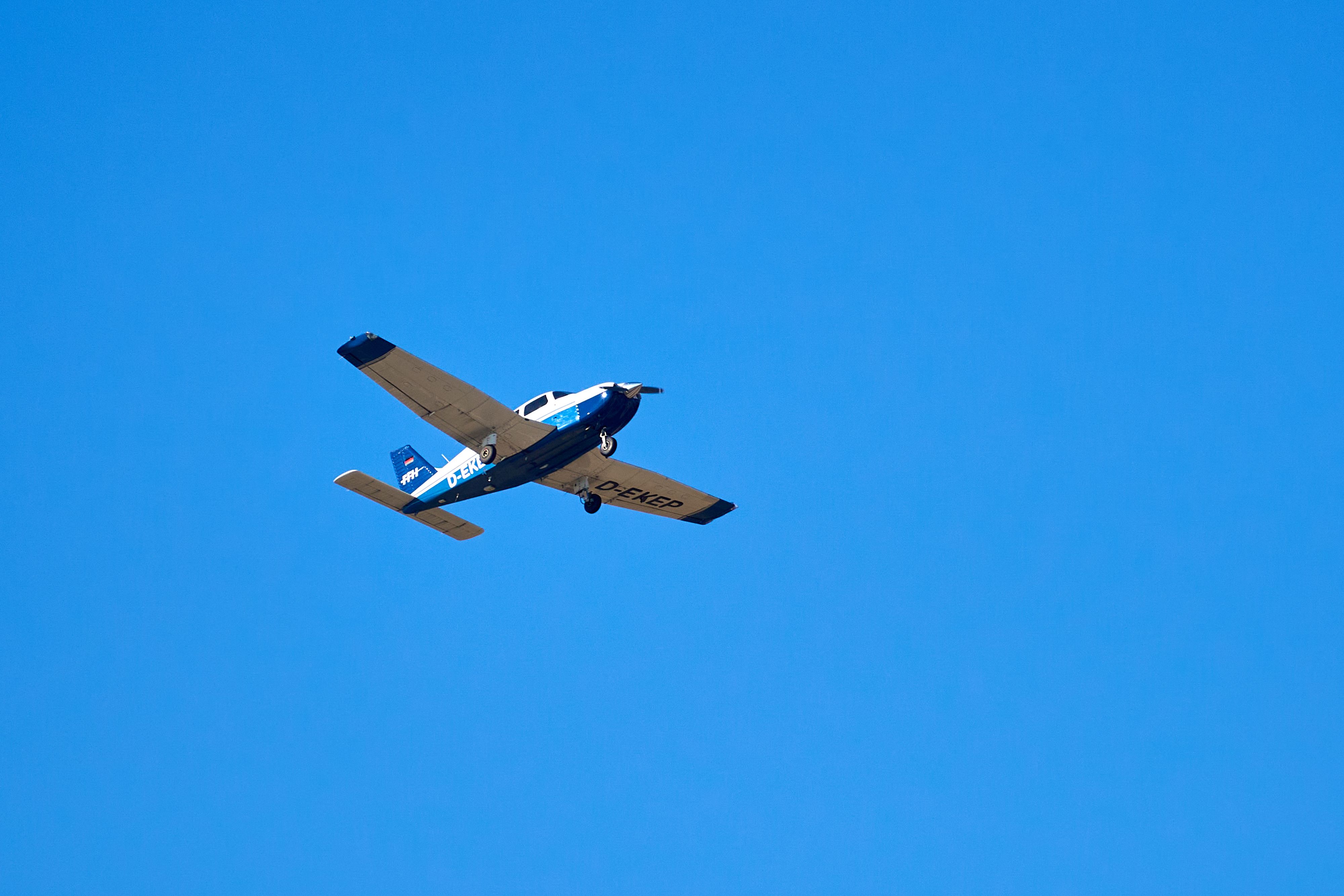 Bei dem Absturz des Kleinflugzeugs kam der Pilot ums Leben (Symbolbild).