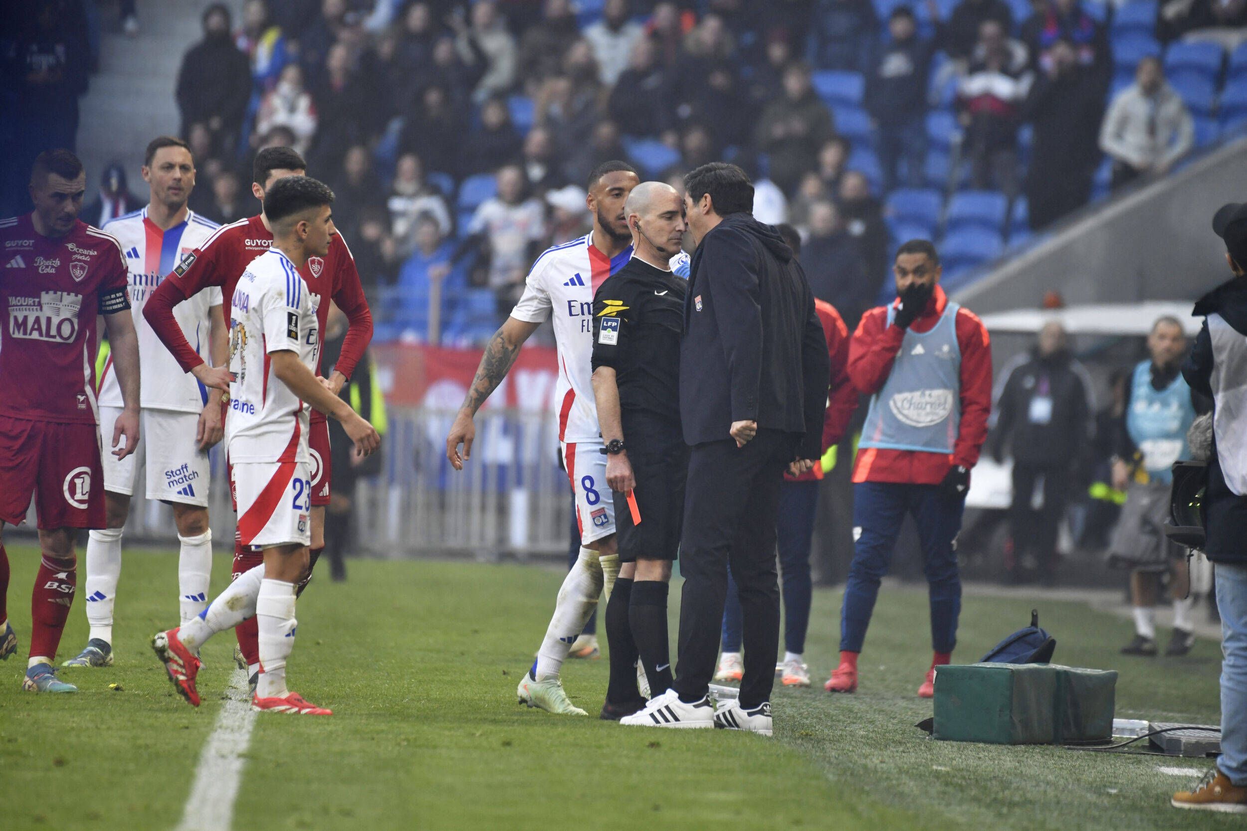 Stirn an Stirn mit dem Schiri: Fonseca wurde für diese Szene lange gesperrt.