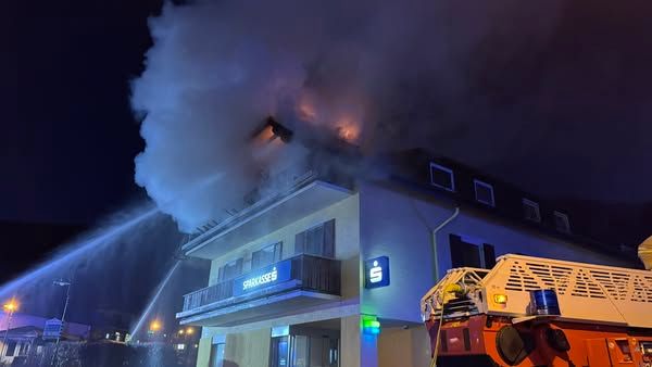 Insgesamt waren 100 Feuerwehrleute im Einsatz.