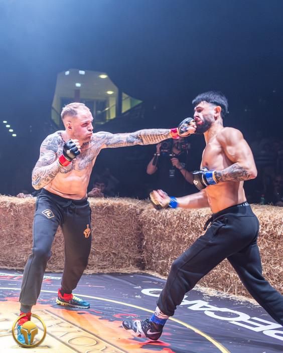 Statt mit klassischen Boxhandschuhen wird hier mit dünnen MMA-Handschuhen gekämpft. Auch einige Österreicher sind in dieser neuen Disziplin erfolgreich.