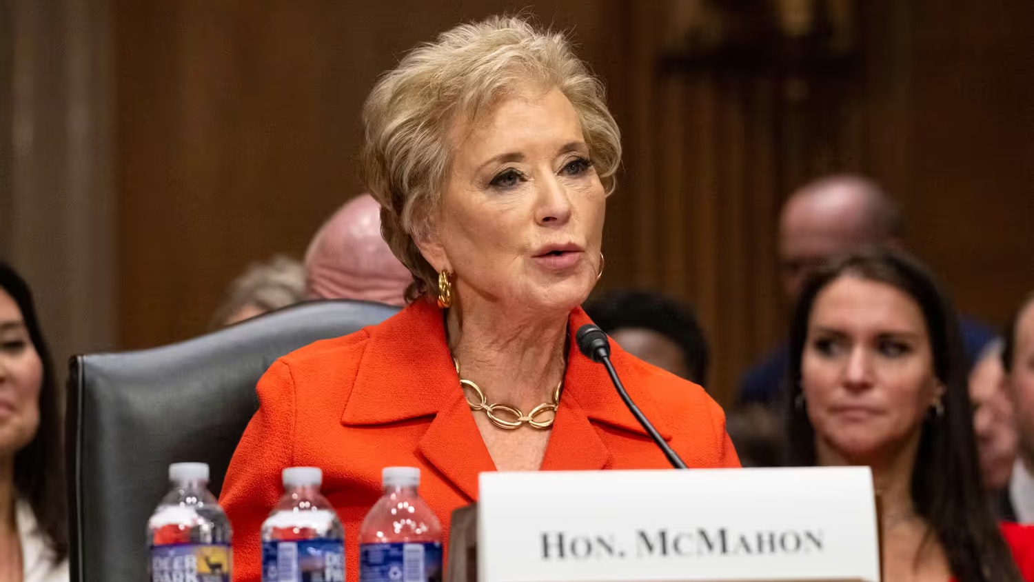 Linda McMahon bei ihrer Anhörung, bevor sie als Bildungsministerin unter Trump bestätigt wurde.