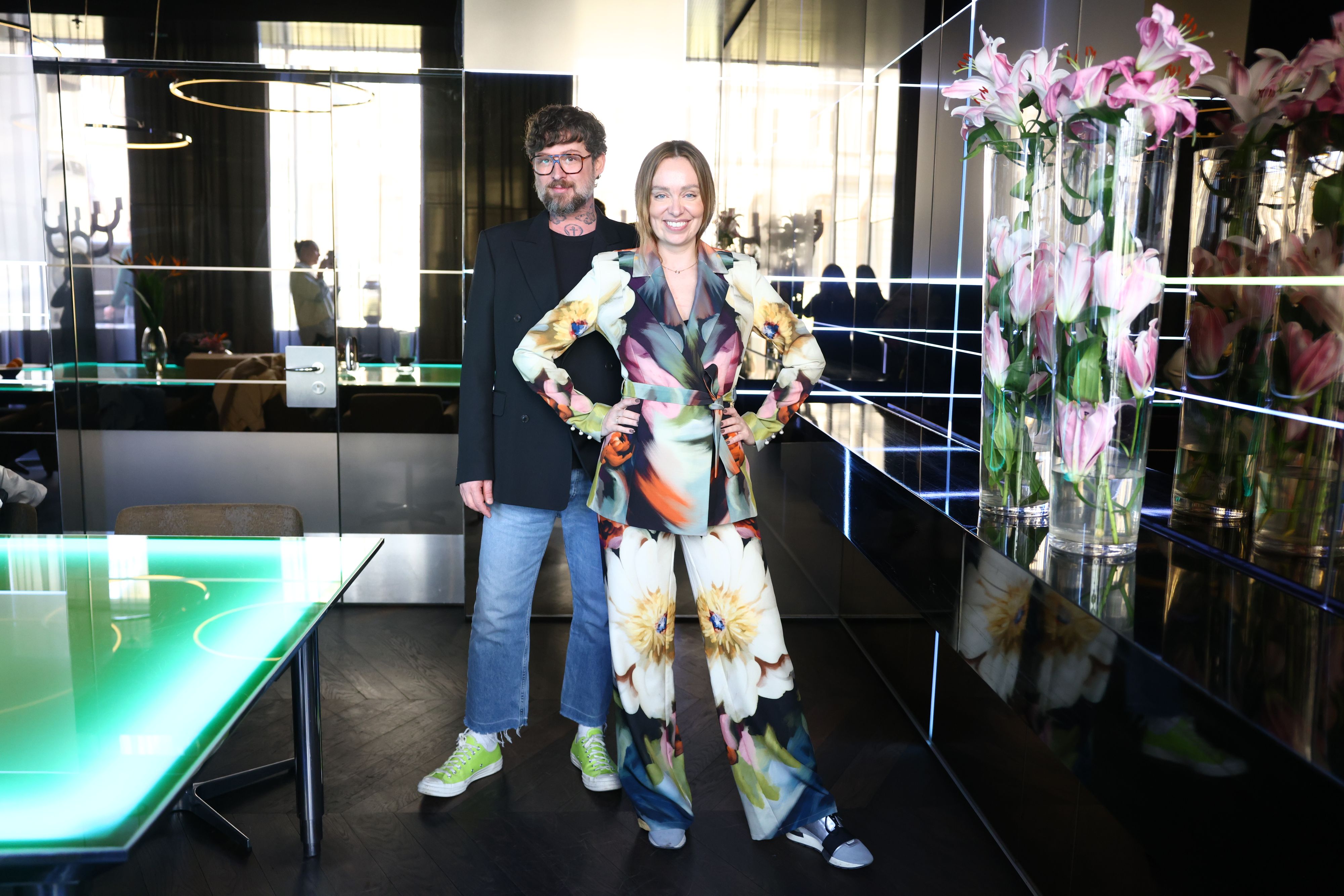 Liliana Klein kommt in einem floralen Anzug zum 