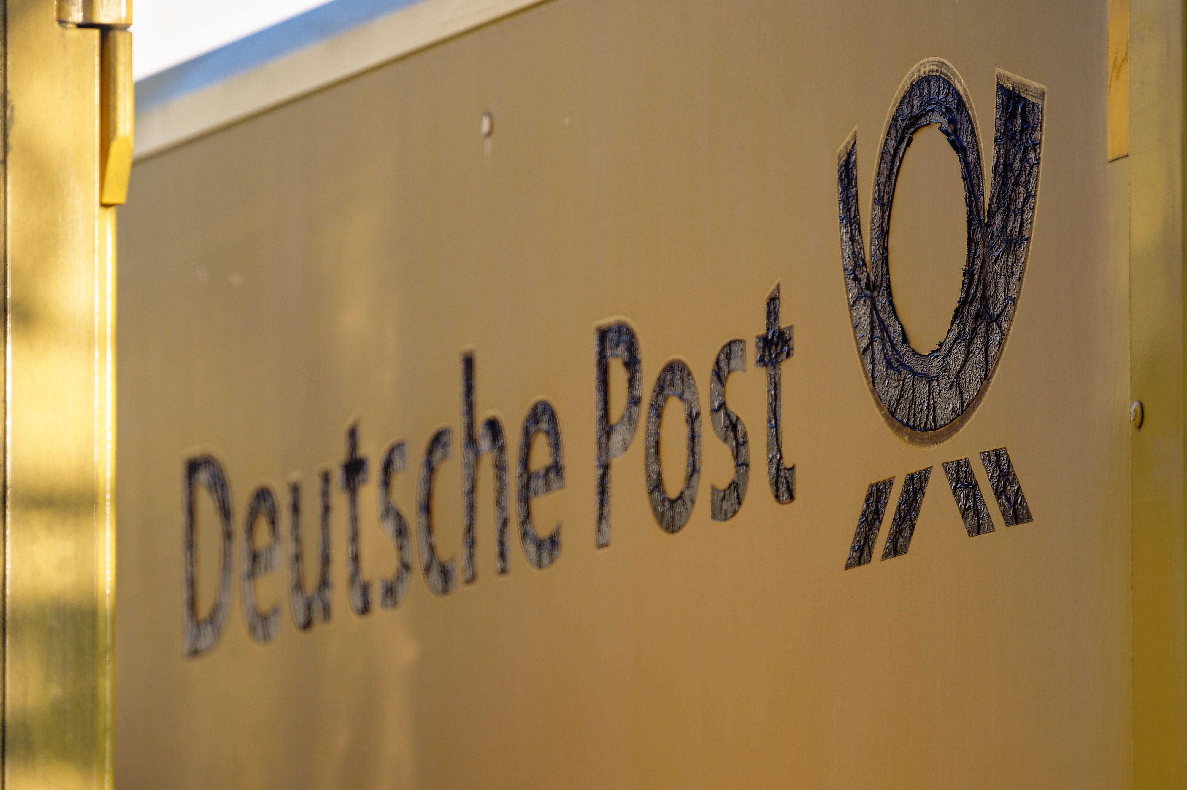 Die Deutsche Post plant, bis Ende 2025 8.000 Stellen abzubauen.