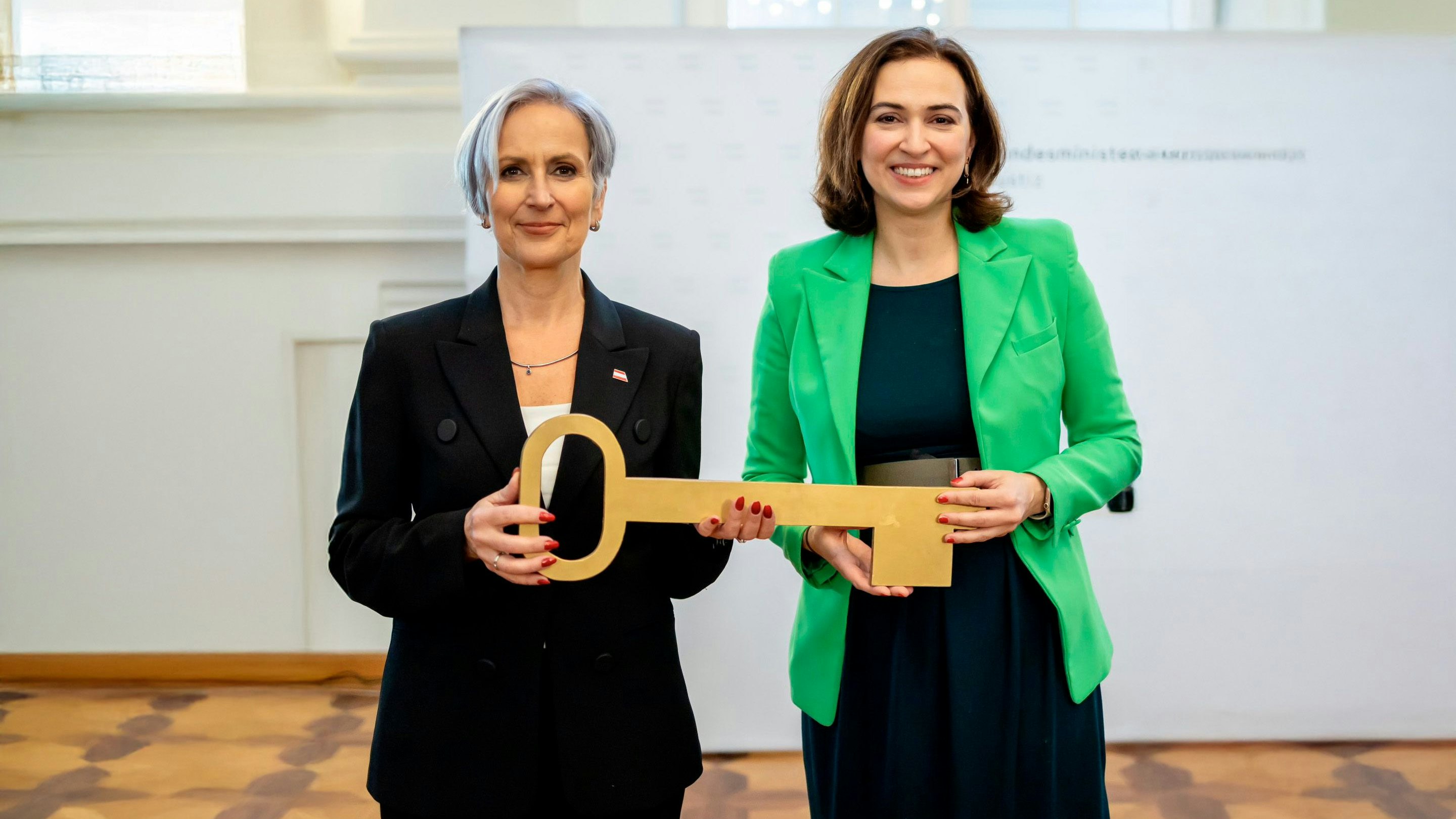 Die neue Justizministerin Anna Sporrer (SPÖ) bei der "Schlüsselübergabe" mit Alma Zadic (r.).