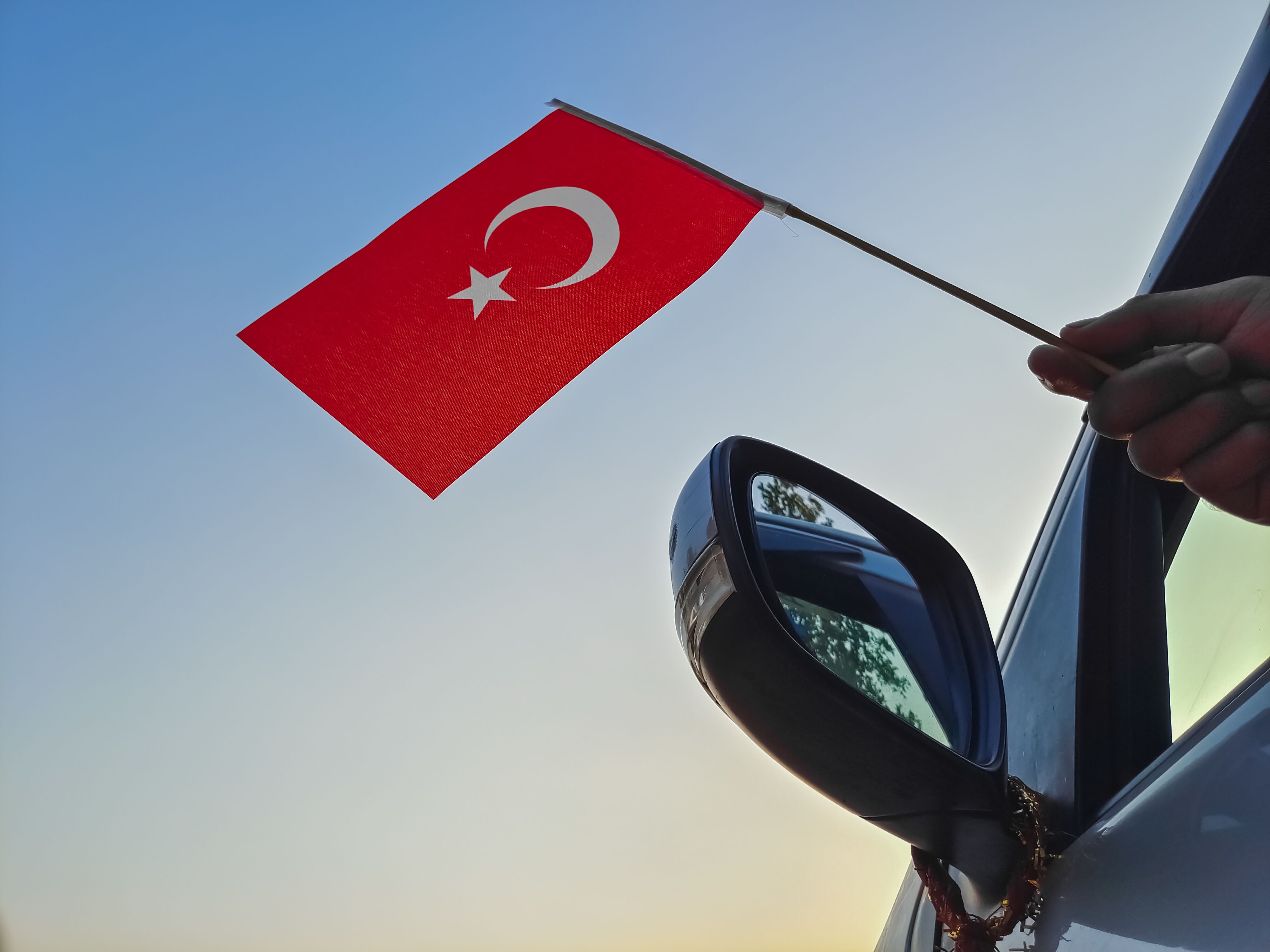 Die Diskussion um die Rückkehr der Führerscheinprüfung auf Türkisch bleibt kontrovers – wie diese türkische Flagge symbolisiert, geht es um die Frage der Integration und der Verkehrssicherheit in Österreich.