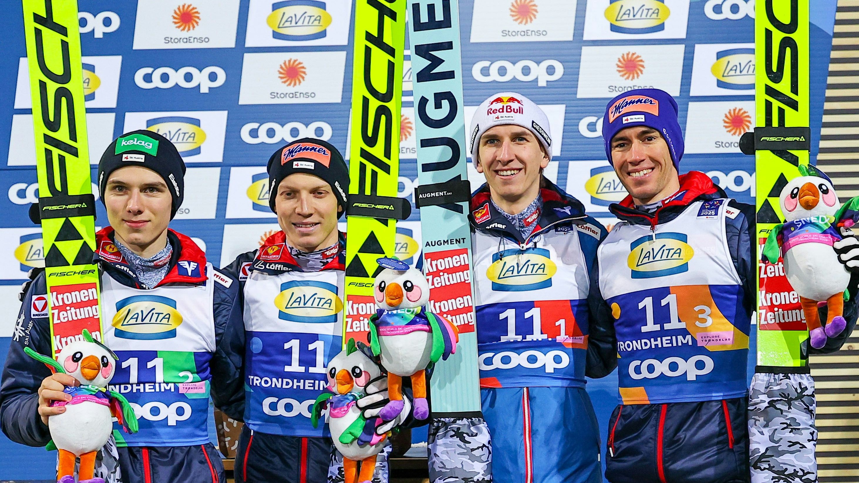 Österreichs Skisprung-Stars holen die Team-Silbermedaille. 